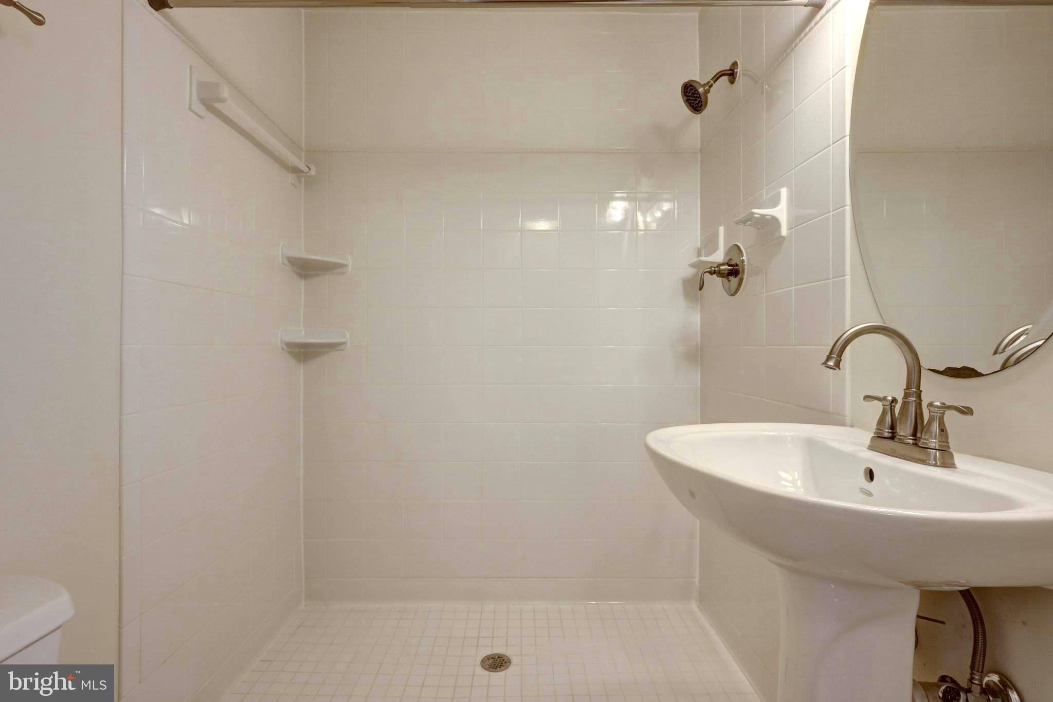 LOISDALE ESTATES - Residential Lease