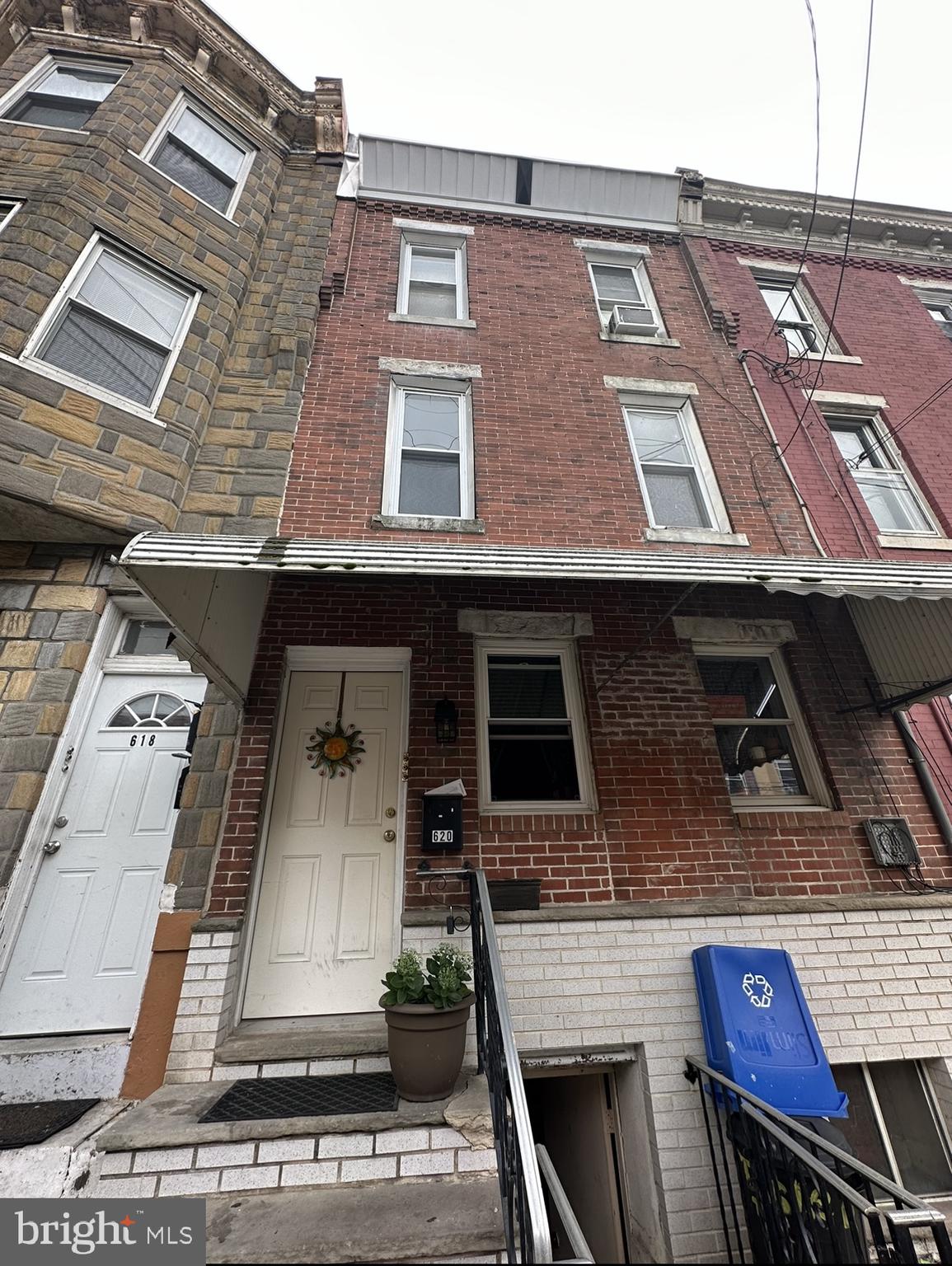620 Tasker street is a 1 bed 1 bath 1st floor unit in the heart of South Philly 

Available now for just $1,150/ month + $50 flat water fee 

No pets allowed and no washer and dryer in building, but there is a laundromat a few blocks down

Central AC and just a quick walk to stores , great food, and everything else south Philly has to offer

This unit has a private backyard as well 

1st month rent , last month rent, and security deposit due prior to move in.