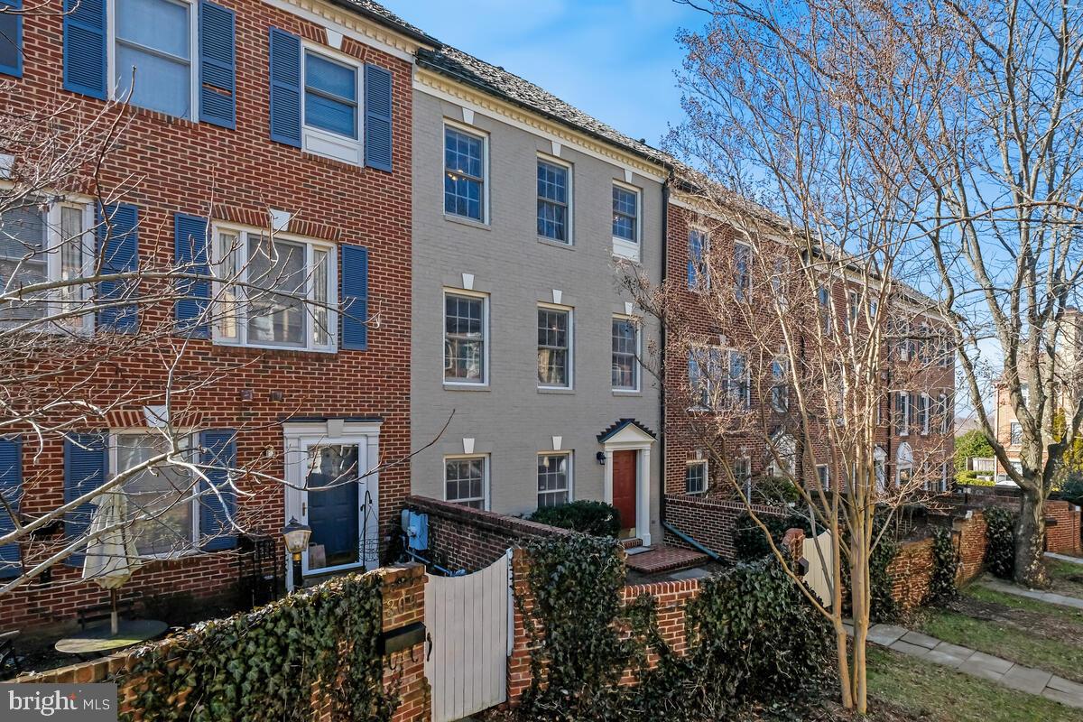 Great Kentlands town home - 3 bedrooms 2 baths on upper level, Main level has expansive floor plan with three-sided fireplace separating the living room and the dining room and powder room. Lower level