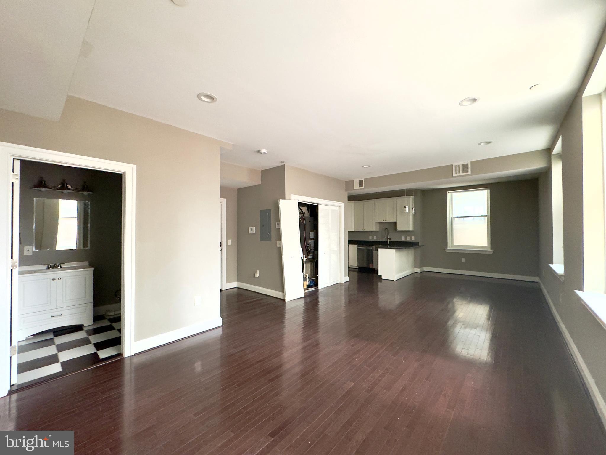 DOWNTOWN - Residential Lease