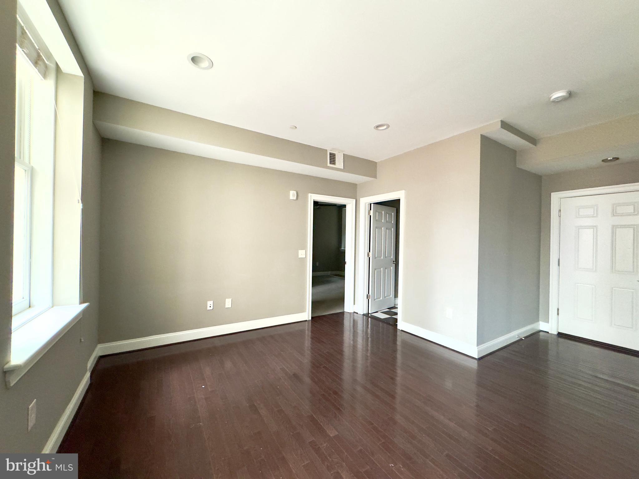 DOWNTOWN - Residential Lease
