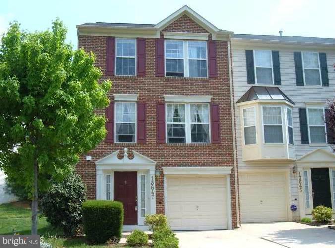 Wonderful End Unit Brick Front 1 Car Garage Town House in Kingsview Ridge with three full levels of living. Kitchen with Granite Counter Tops. Wonderful hardwood floors on main level and carpeting throughout the rest of the house.