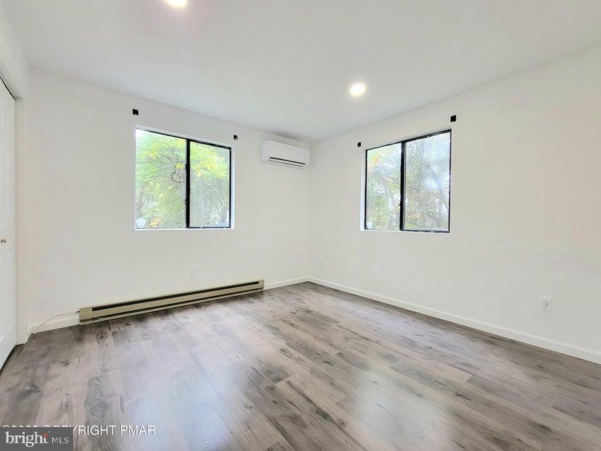 EMERALD LAKES - Residential