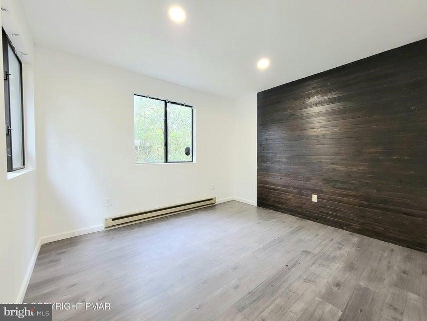 EMERALD LAKES - Residential