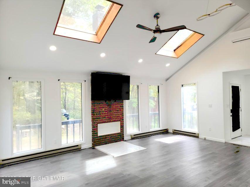 EMERALD LAKES - Residential