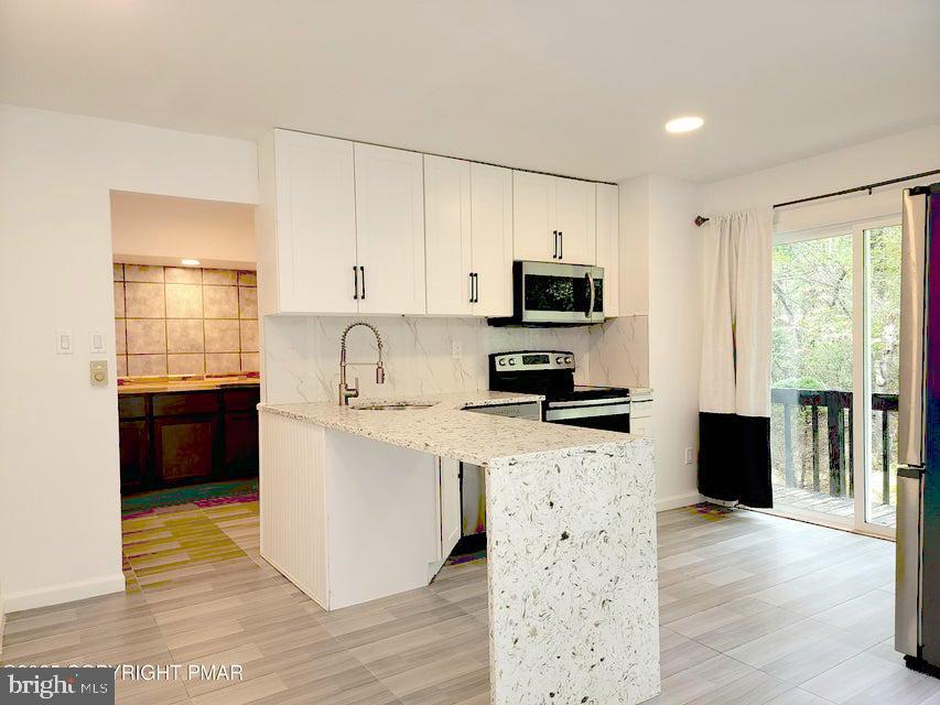 EMERALD LAKES - Residential