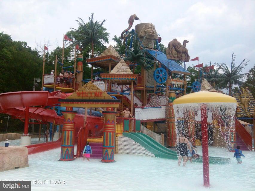 EMERALD LAKES - Residential