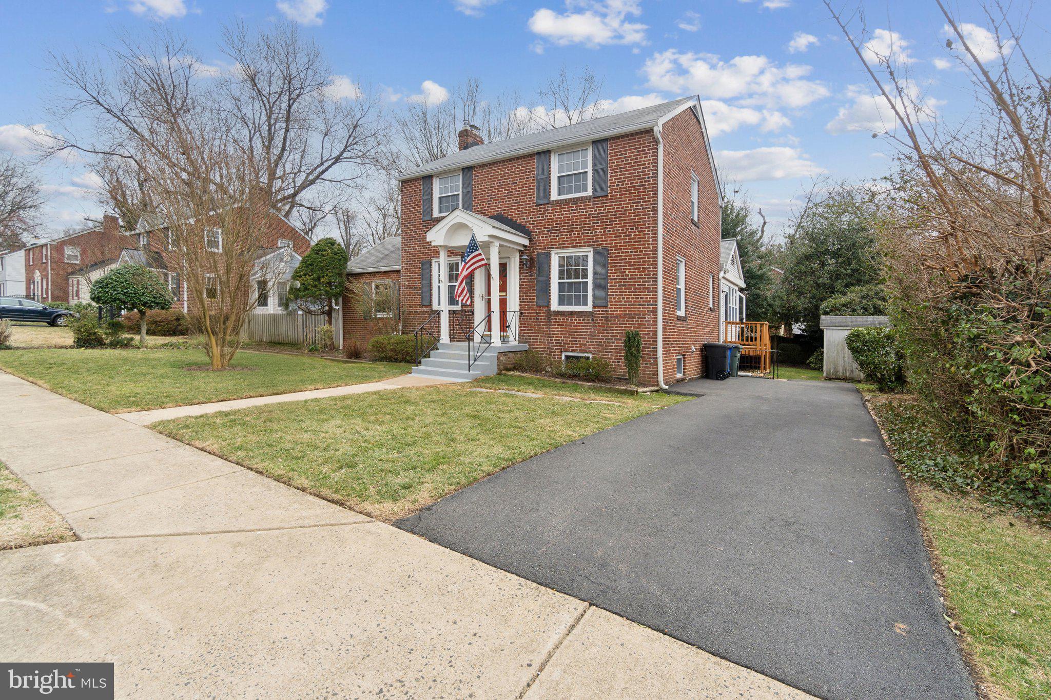 COUNTRY CLUB MANOR - Residential