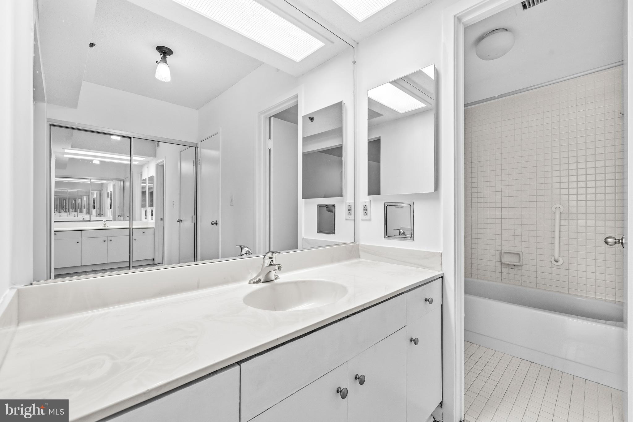 SKYLINE SQUARE CONDO - Residential