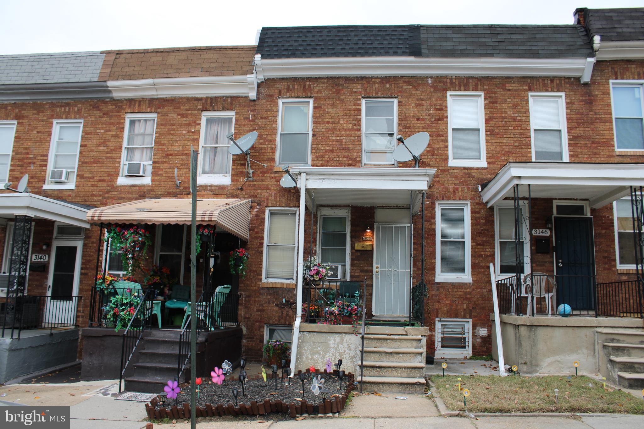 BACK ON THE  MARKET ...OWNER IS MOTIVATED SELL .This home will require creative cosmetic to make it your ideal home. Owner is in the process of packing so please excuse the mess it is in. 
Windows have been replaced, and the flat roof was redone in the recent years, 
SOLD AS IS.