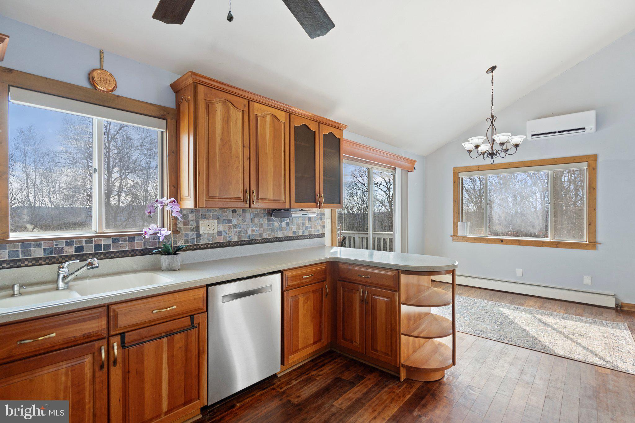 MOUNTAIN VIEW EST - Residential