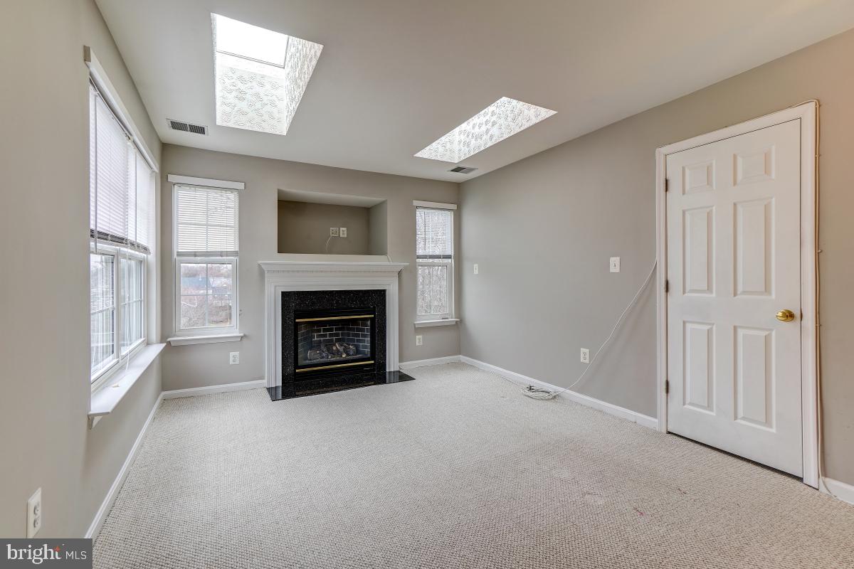 AUTUMN CHASE HUNT - Residential Lease