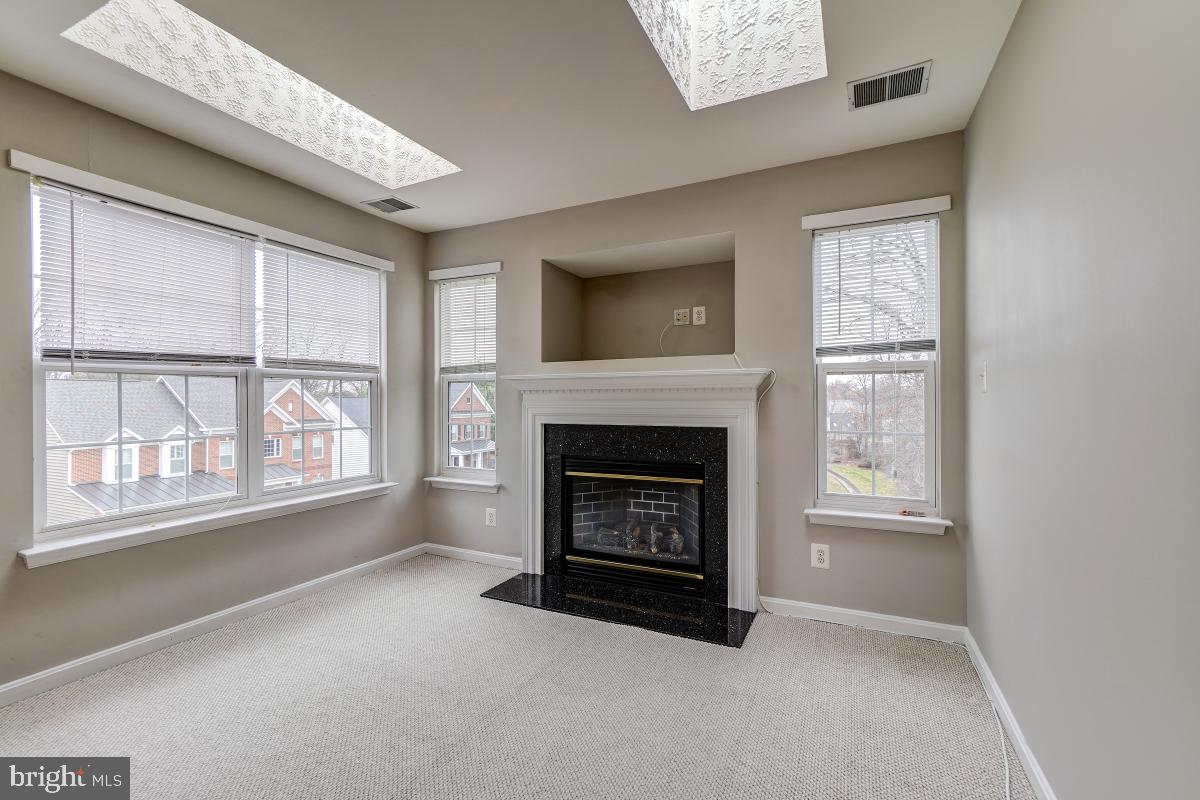 AUTUMN CHASE HUNT - Residential Lease