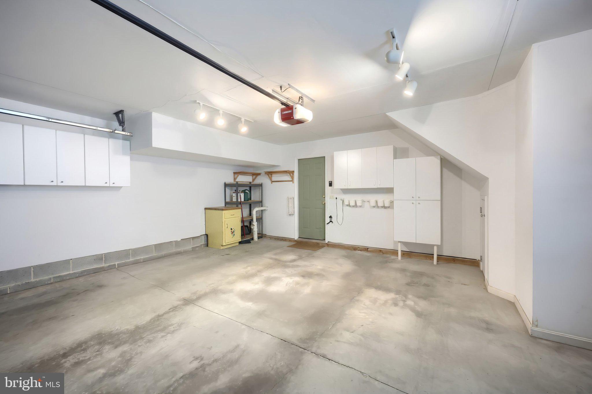 HUNT CLUB CONDOS - Residential