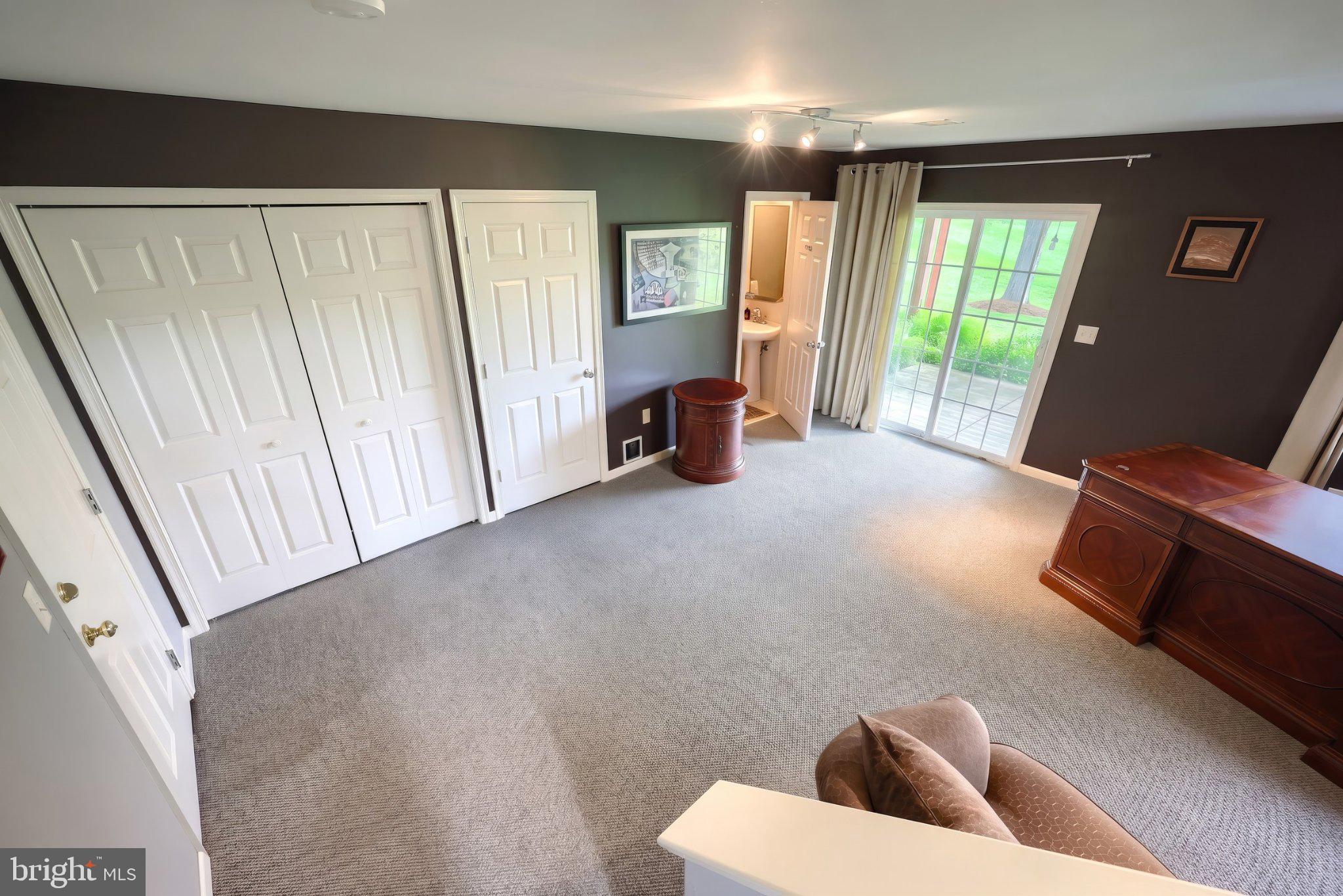 HUNT CLUB CONDOS - Residential