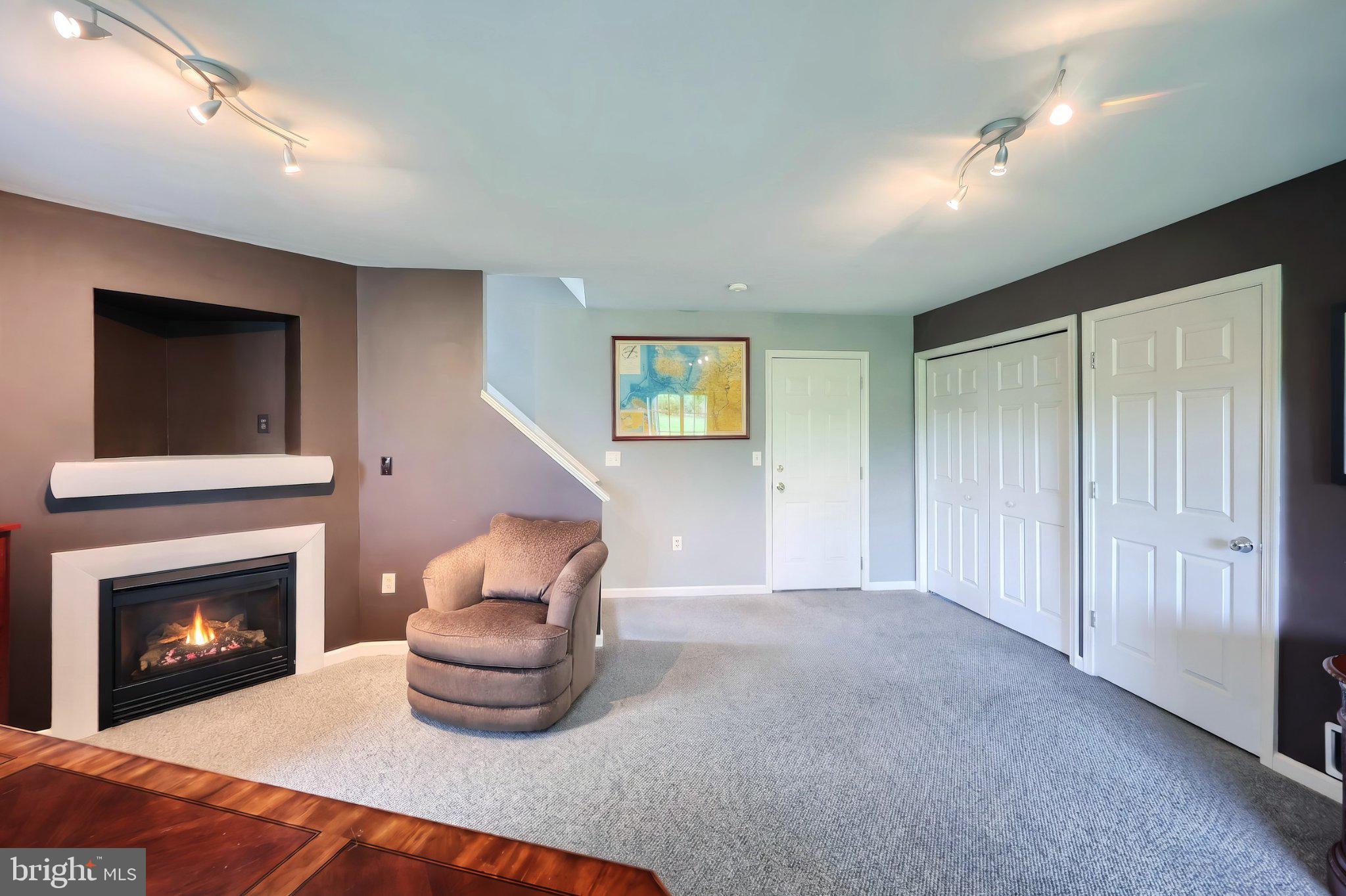 HUNT CLUB CONDOS - Residential
