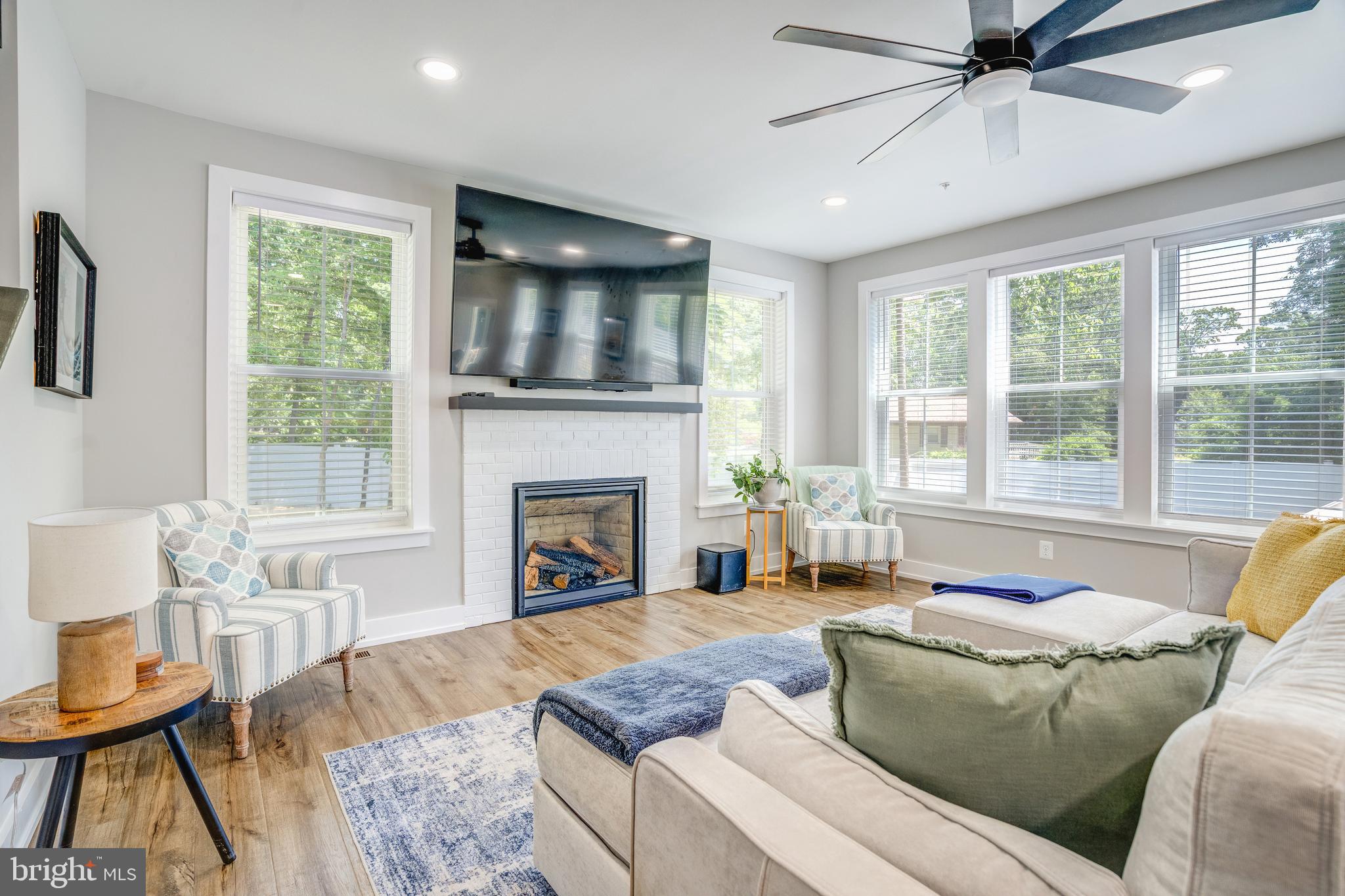 LAKE SHORE - Residential