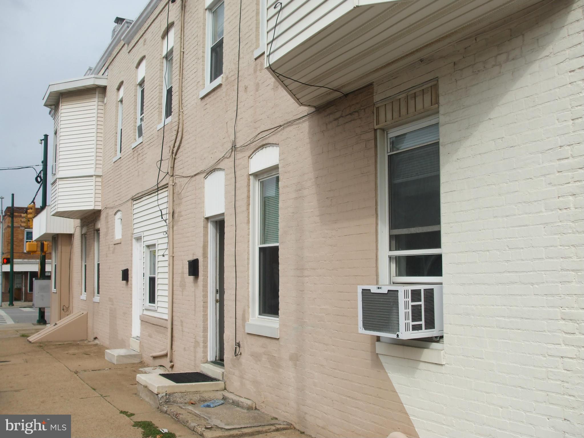 MOVE IN READY!! ONE BEDROOM, LOFT AREA AND 1 FULLBATH! NICE ARRANGEMENT WITH COZY LIVING ROOM & KITCHEN ON MAIN FLOOR.  2ND FLOOR HAS OPEN LOFT AREA , 1  BEDROOM AND 1 FULLBATH . EACH UNIT HAS PRIVATE ENTRANCE. READY TO MOVE IN !.