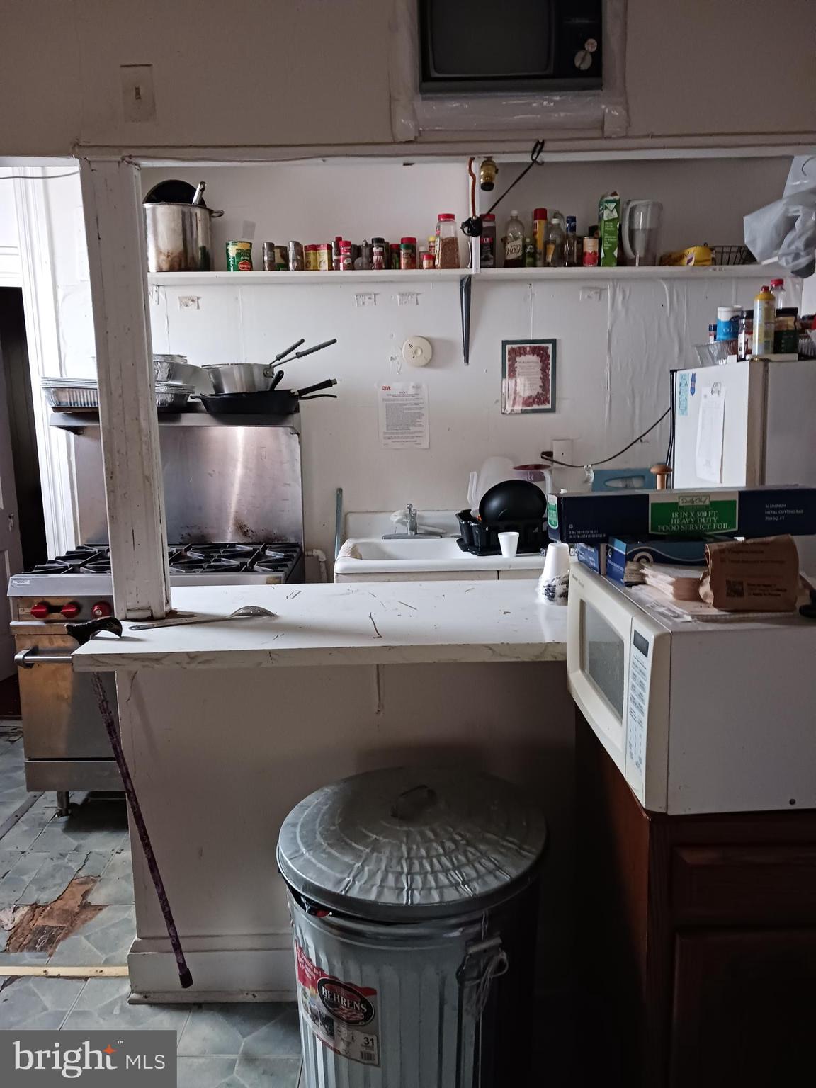 Main image without alt text