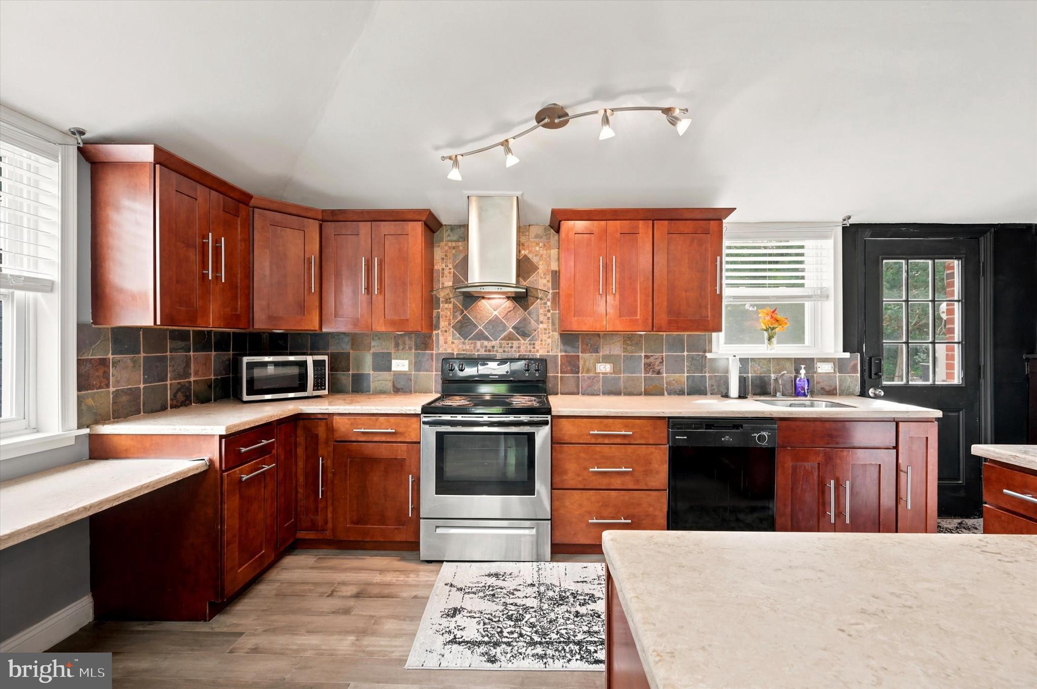 PLYMOUTH VALLEY - Residential