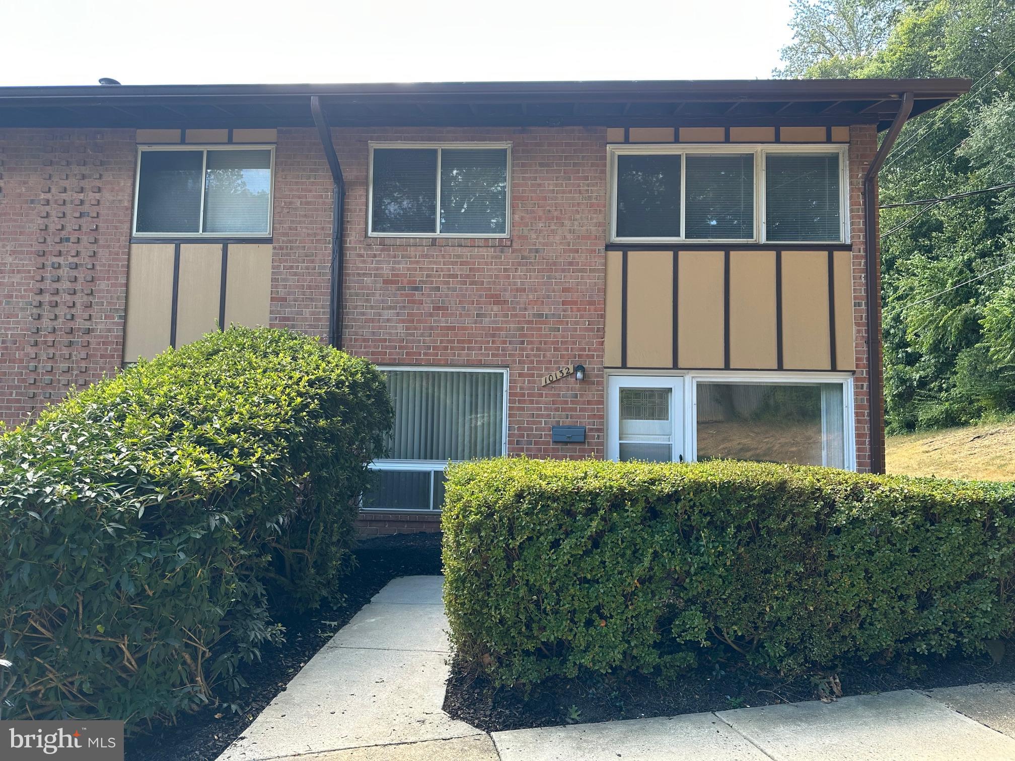 MOSBY WOODS TOWNHOUSE - Residential
