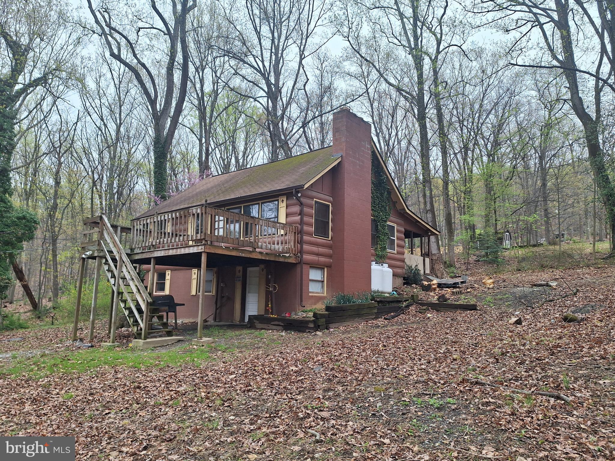 The classic mountain getaway log sided chalet, being sold in "as is" condition. Towering ceiling in great room w/ fireplace and insert, 2BR 2Bath, plus loft, and great potential in walkout basement. Situated  above the lake in Shannondale on 5 lots, totaling .92acs.  This was occupied a month ago, but is need of rehab.
Huge potential here.  No govt. loans.   Investors take note. Property corners are approximate. 5 lots total;
Sec.15F lots 83-87