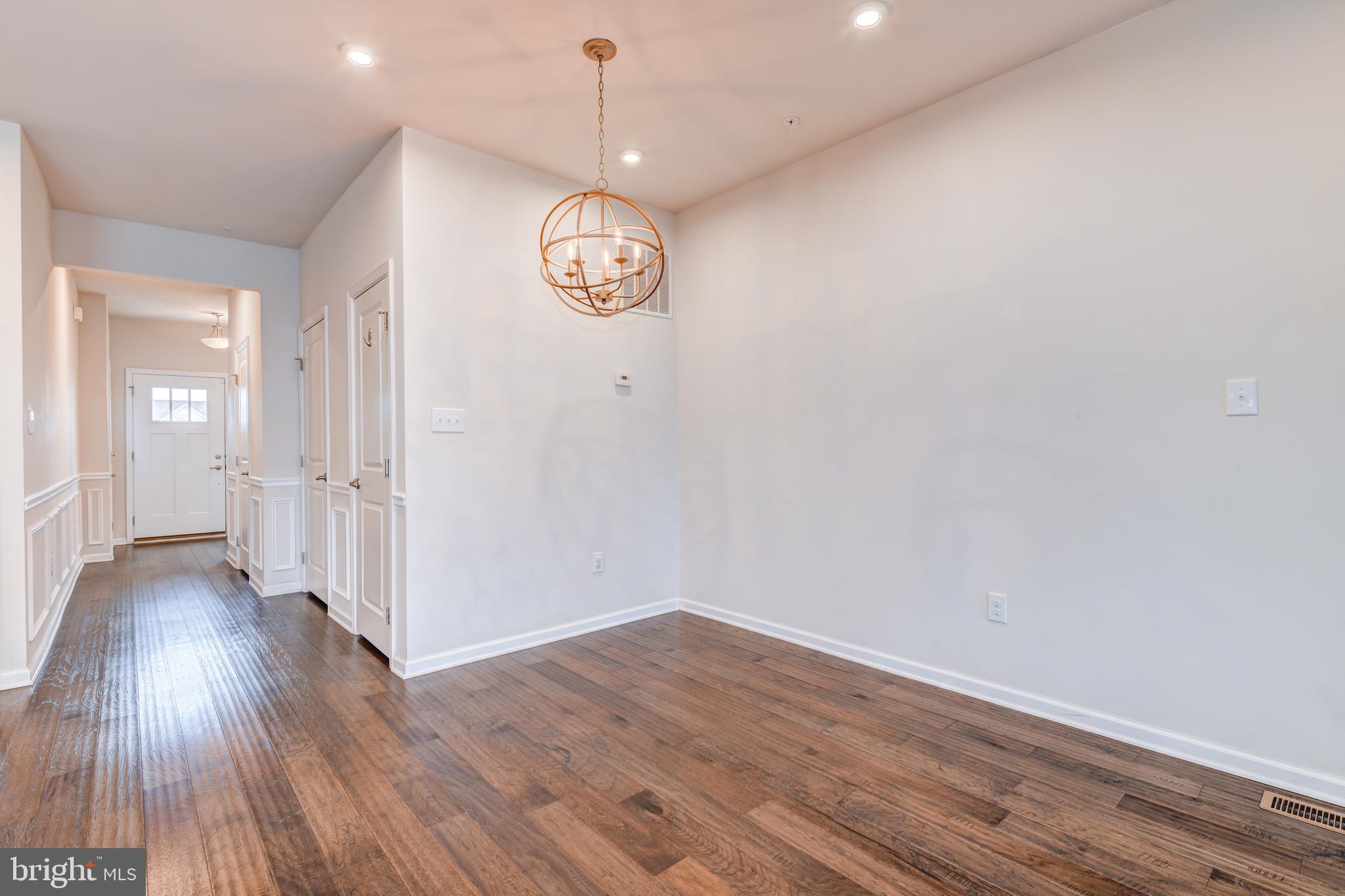MONTGOMERY SQ - Residential