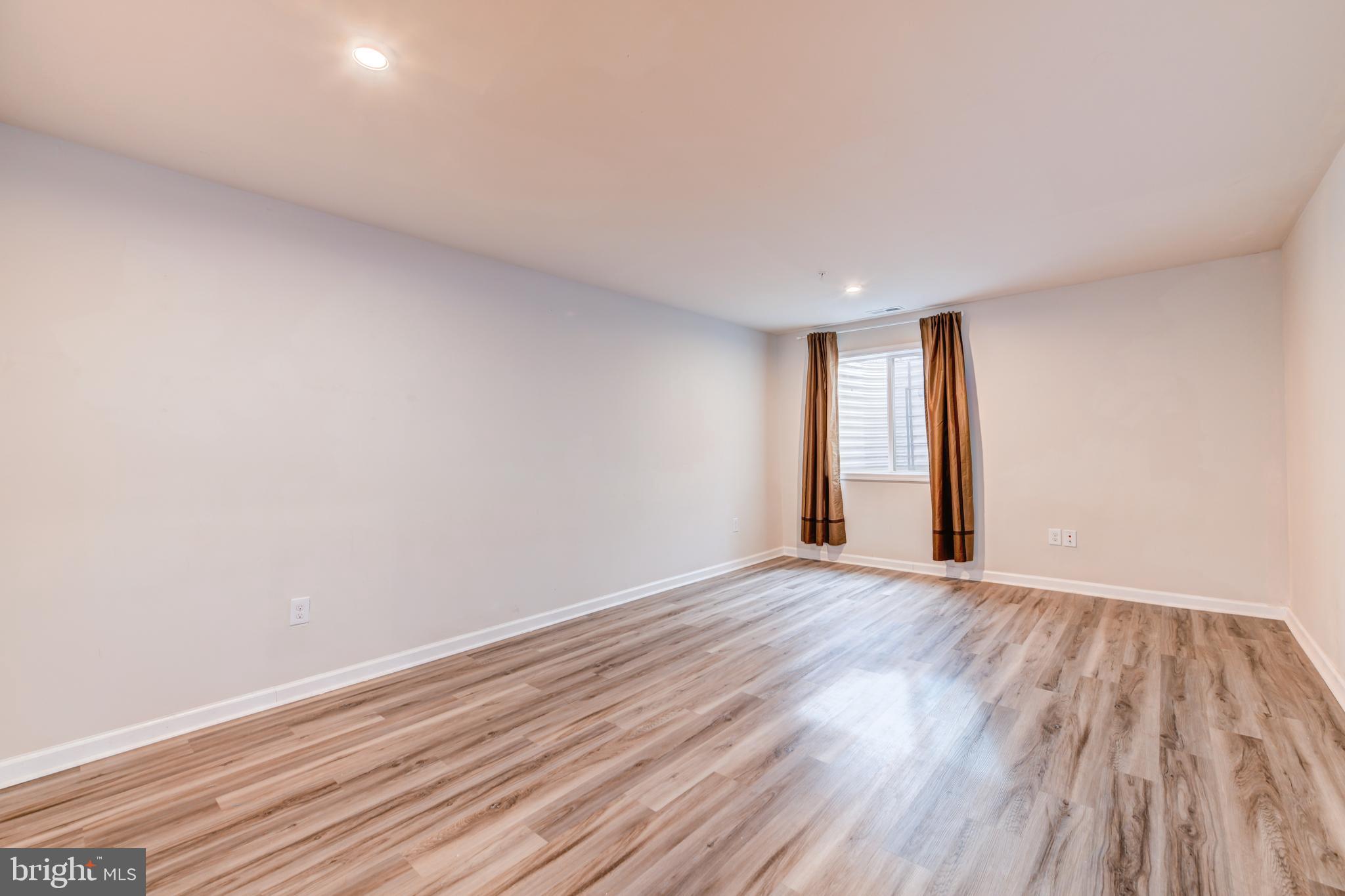 MONTGOMERY SQ - Residential