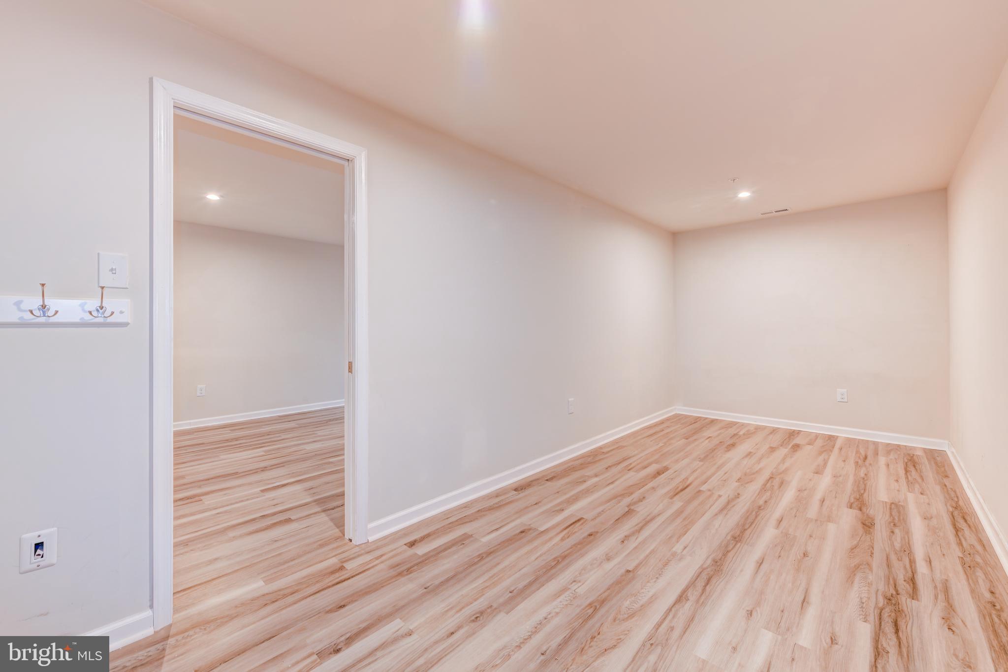 MONTGOMERY SQ - Residential