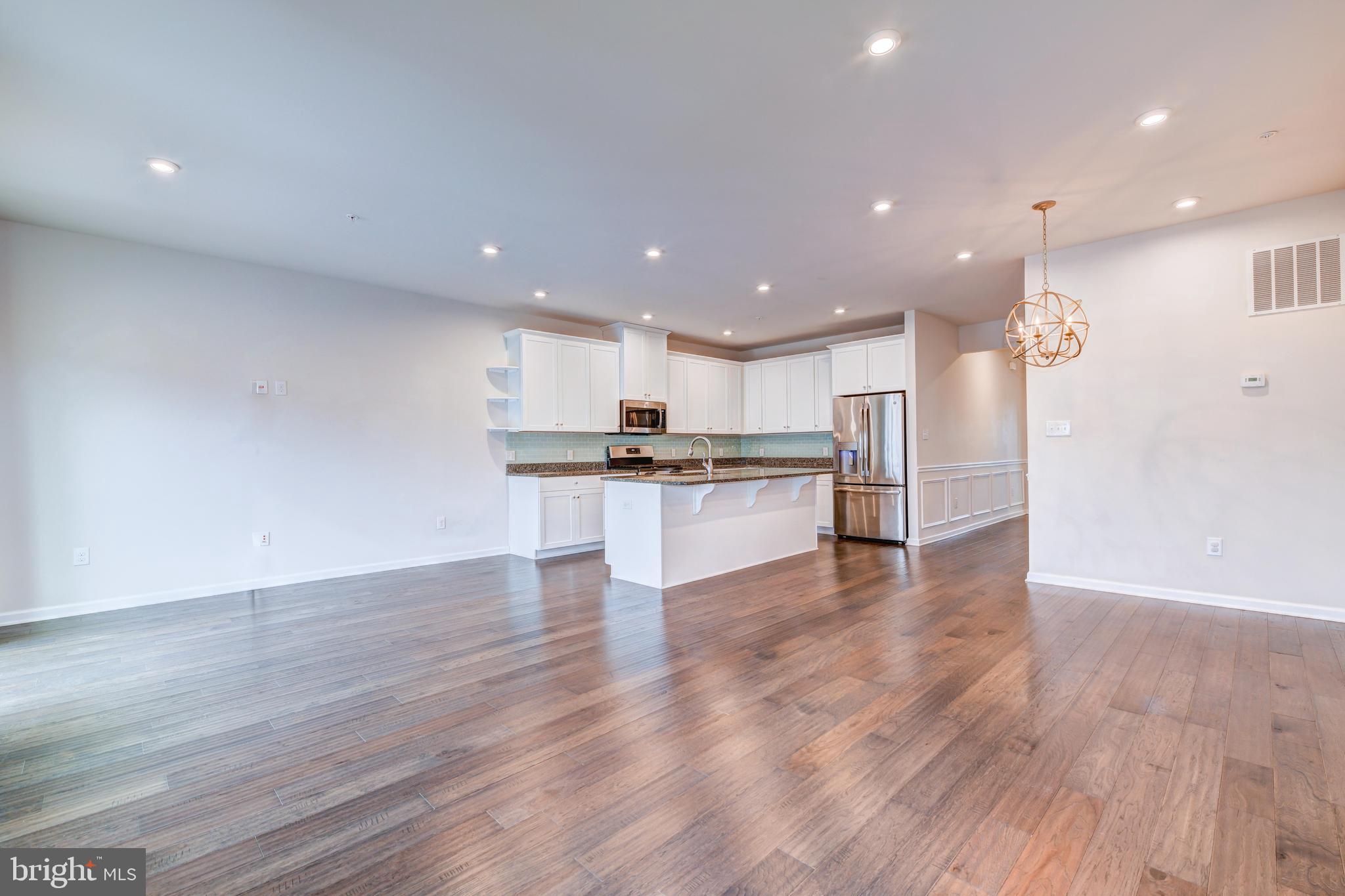 MONTGOMERY SQ - Residential