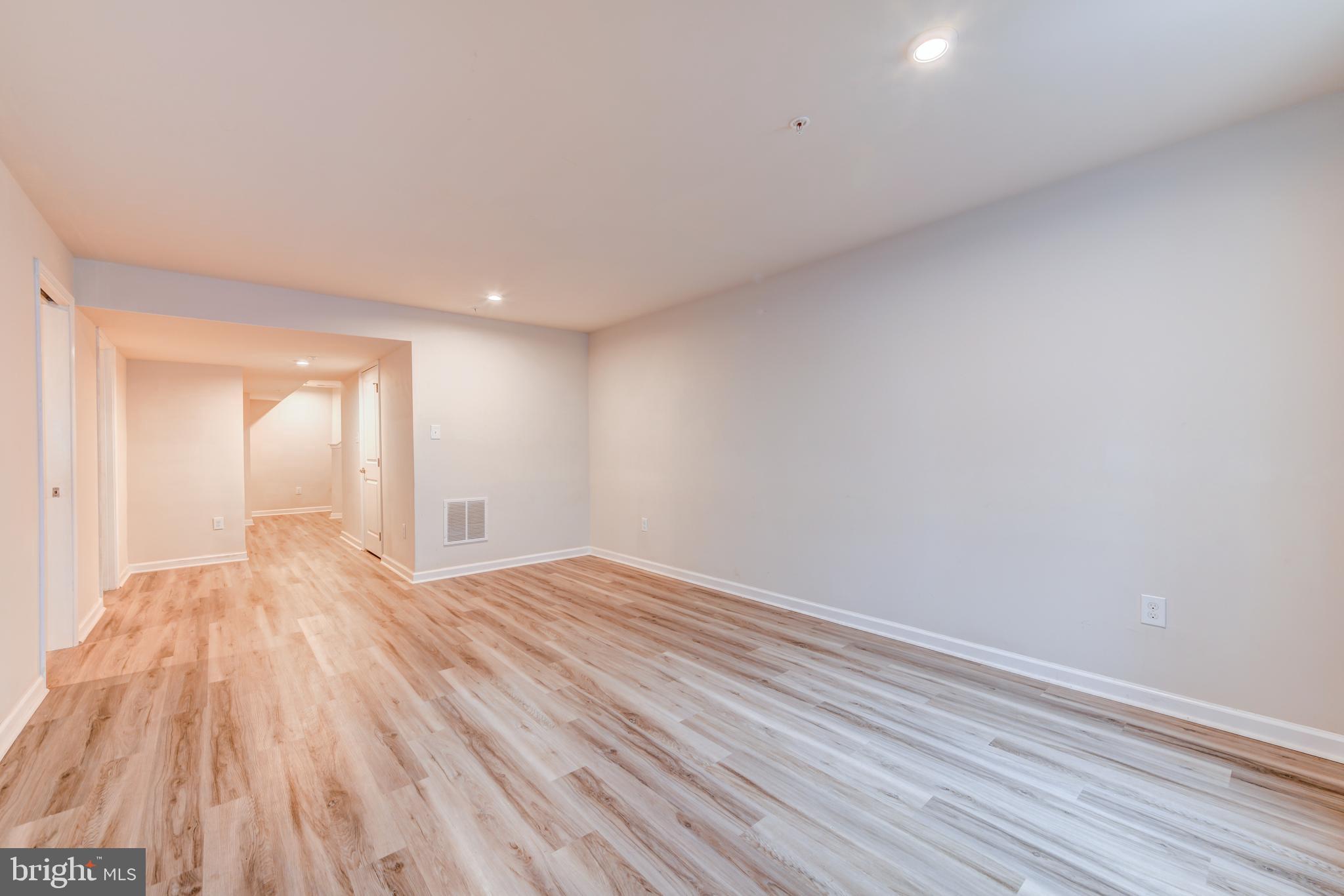 MONTGOMERY SQ - Residential