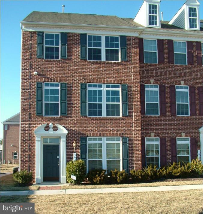 GORGEOUS 3-LVL TOWNHOUSE. BRIGHT & SUNNY END UNIT. 3 BR 2.5 BA WITH DEN. MASTER BR WITH LOFT. LARGE KITCHEN WITH ISLAND, GRANITE AND SS APPLIANCES. HARDWOOD FLRS ON MAIN LEVEL. LOTS OF STORAGE SPACES. LARGE DECK OFF DINING ROOM. FRESHLY PAINTED. 2 CAR GARAGE OFF LAUNDRY ROOM. JACUZZI AS IS. CLOSE TO MAJOR ROUTES, BWI/FT MEADE/NSA, & SHOPPING. WALK NEXT DOOR TO MERRITT ATHLETIC CLUB.