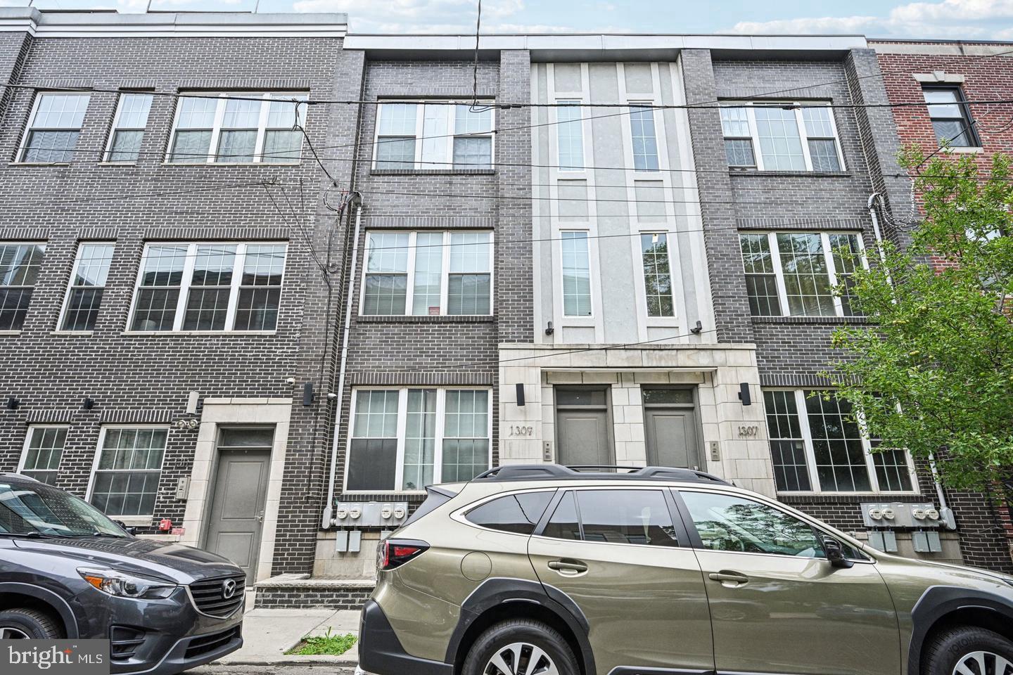 2 story, 1 bedroom, 1 bath condo located in Olde Kensington. 1st floor features living room and an eat in kitchen with brand-new stainless-steel appliances including dishwasher and microwave and granite countertops. Hardwood floors throughout, high ceilings, large windows and your very own oversize balcony. 2nd floor features, 1 bedroom with beautiful skylights, well sized closets and a full bath with ceramic tiles and a beautiful modern shower with glass doors and oversized soaking tub bathtub. This property is a great
opportunity for either an investor or an owner-occupied, and the lease expires on October 31, 2027.
Please note: The pictures shown were taken from previous listing and may not reflect the current condition or exact appearance .
Please contact me for more details or to schedule an appointment to view the property.