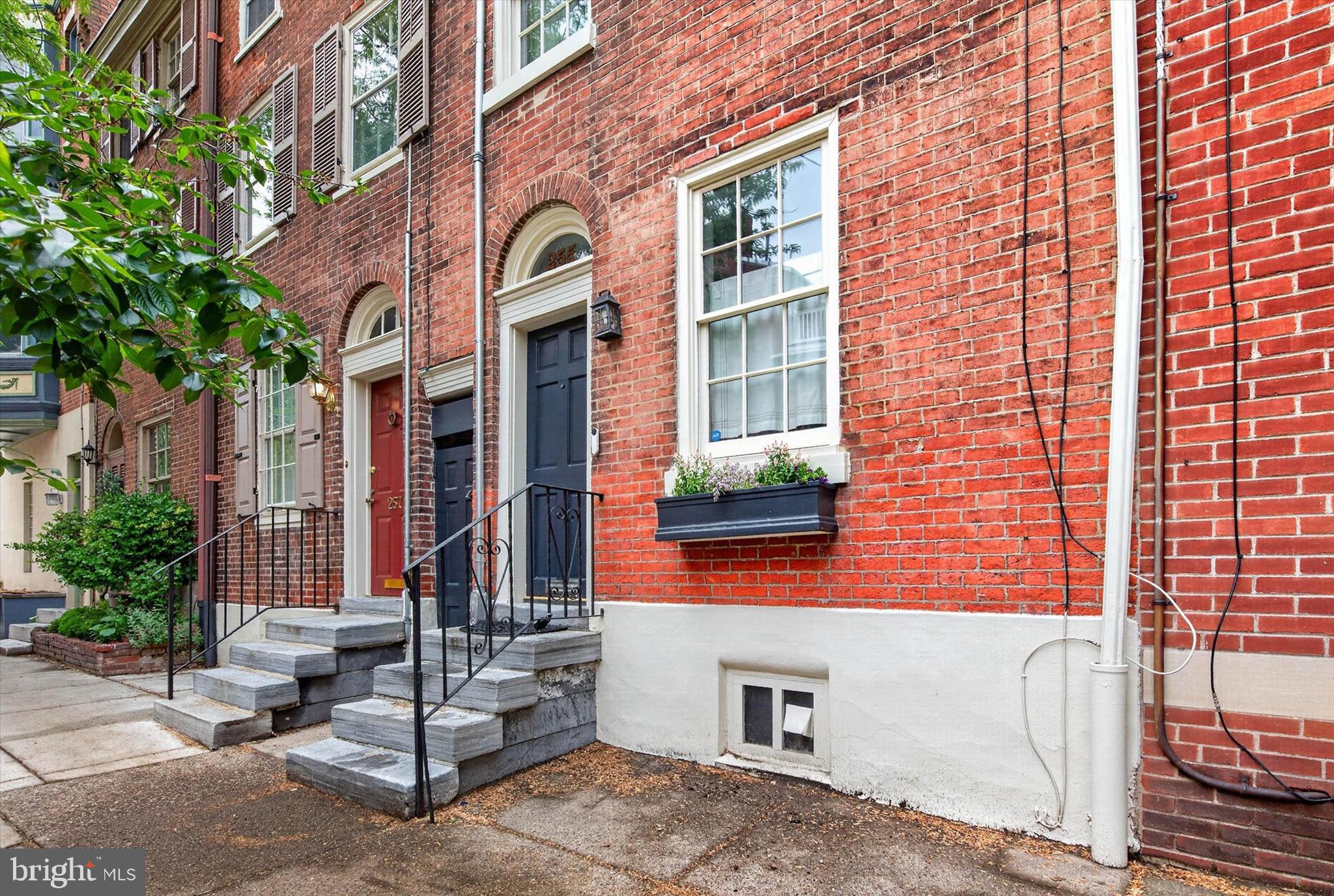 QUEEN VILLAGE - Residential