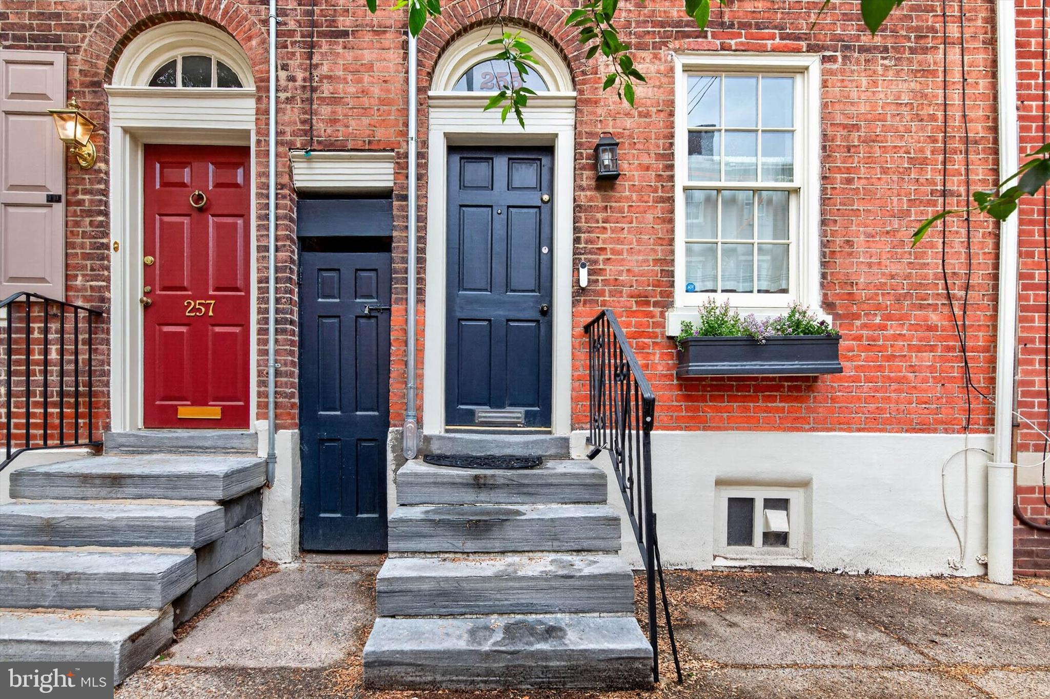 QUEEN VILLAGE - Residential