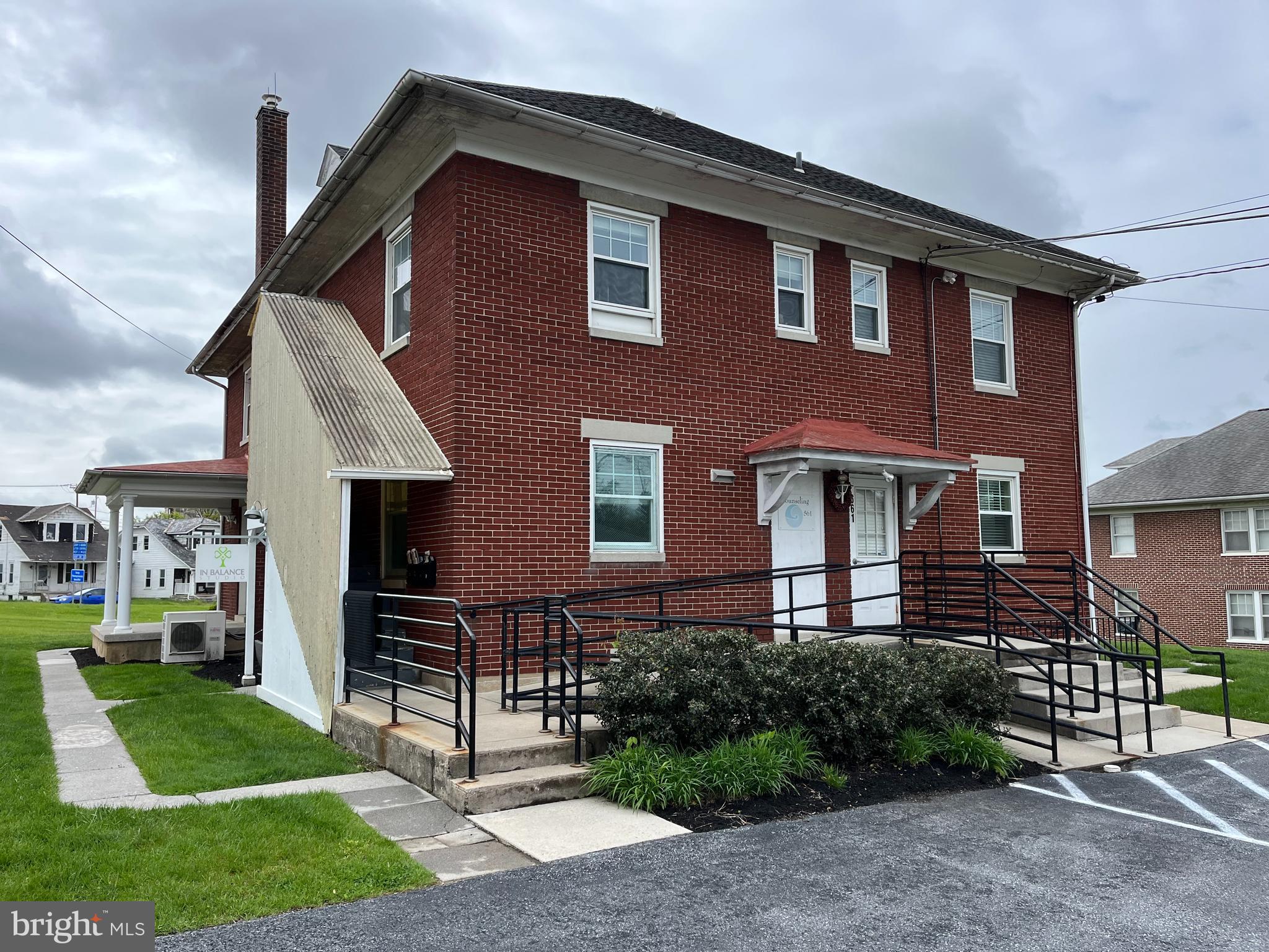 Beautifully updated third floor unit.  One bedroom unit with engineered hardwood floors, kitchen island with granite, custom cabinets, tile shower with glass.  Convenient to Downtown Hershey -- shopping, restaurants, transportation, and Hershey Medical Center.  Owner covers water, sewer, trash and heat.