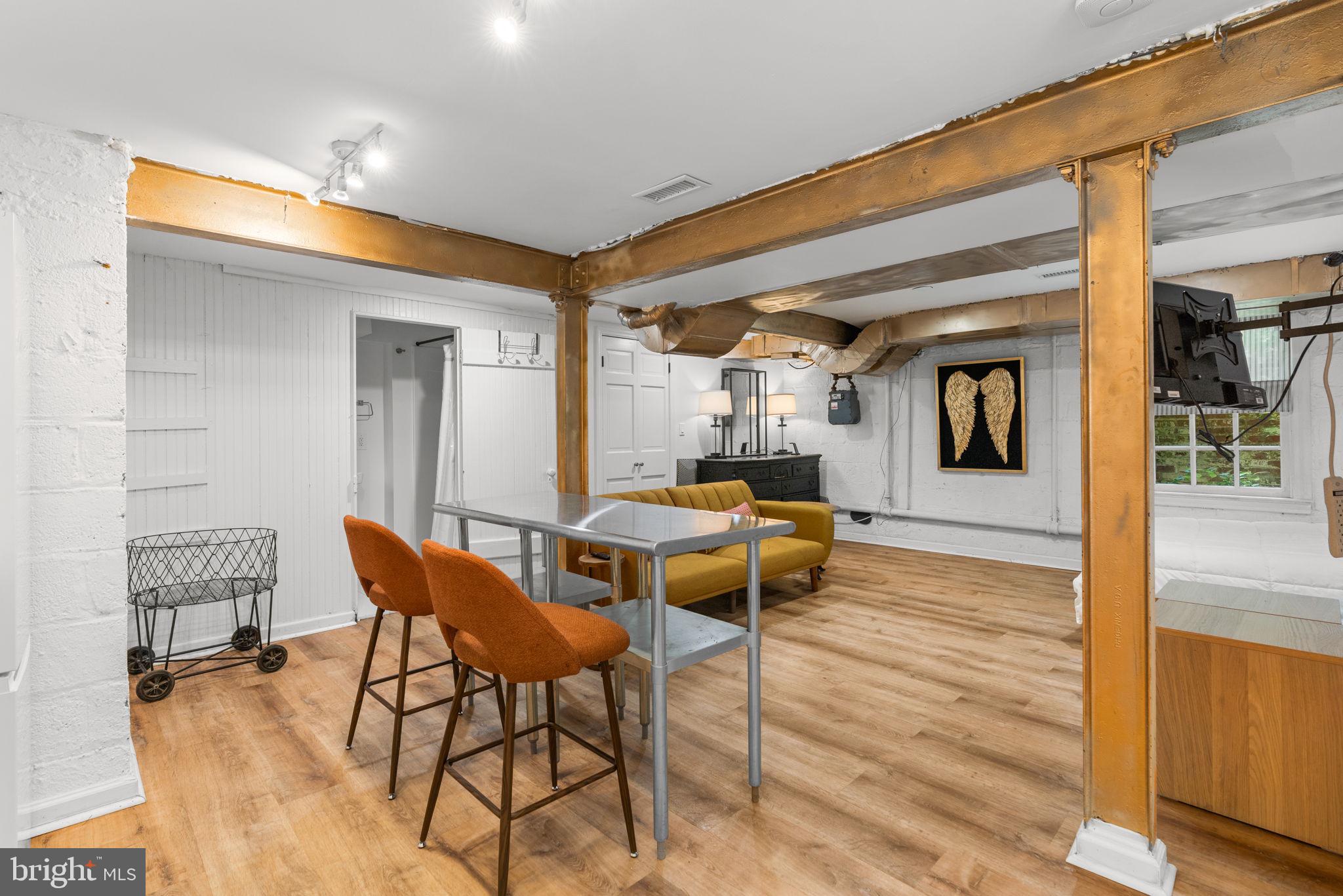 COLONIAL VILLAGE - Residential