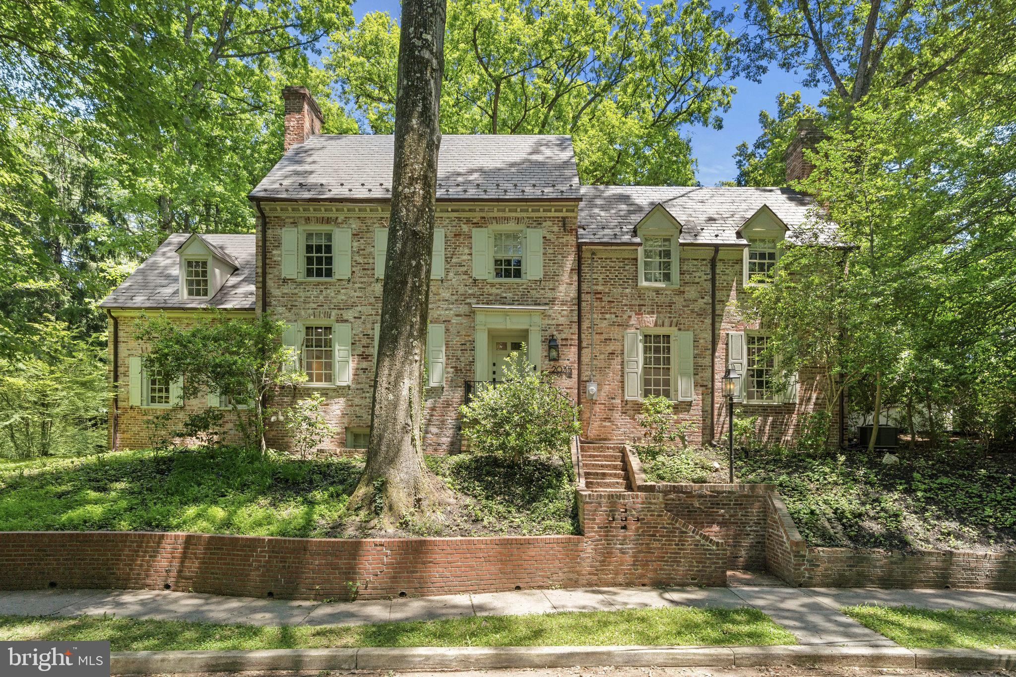 COLONIAL VILLAGE - Residential