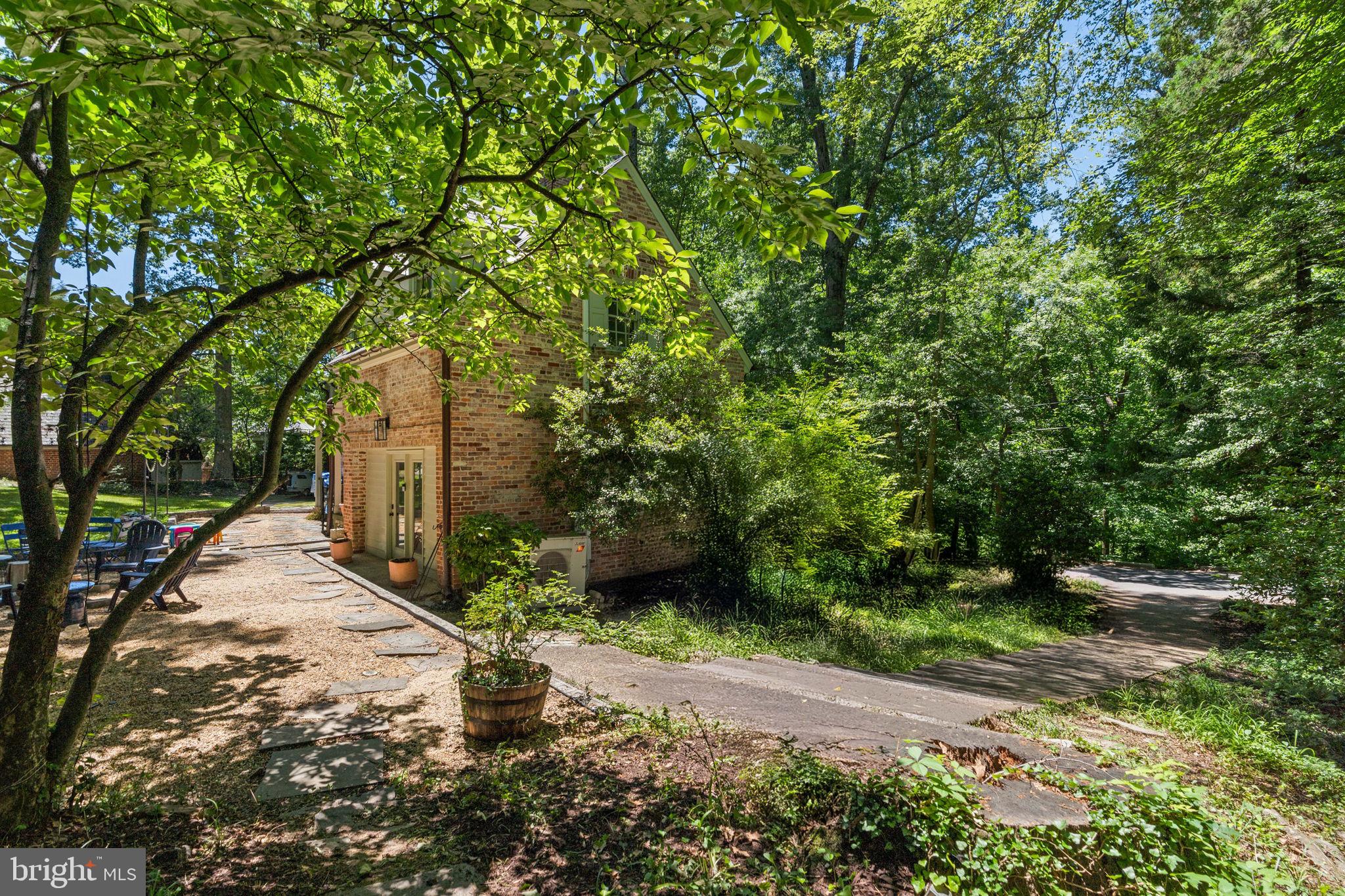 COLONIAL VILLAGE - Residential