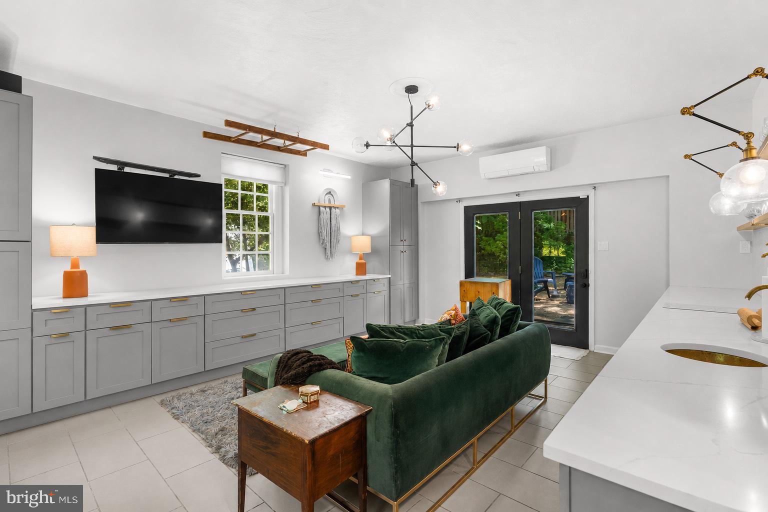 COLONIAL VILLAGE - Residential