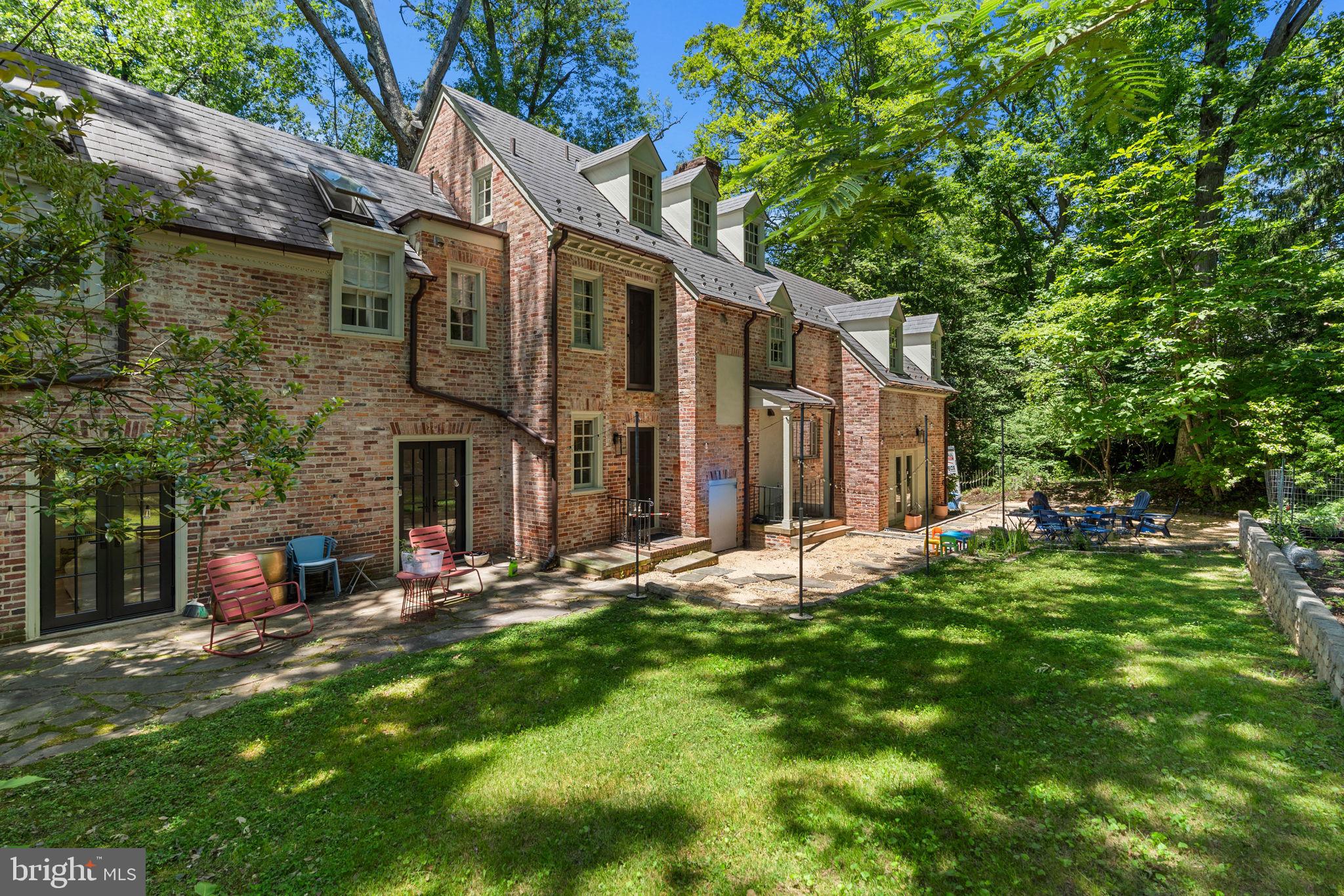COLONIAL VILLAGE - Residential