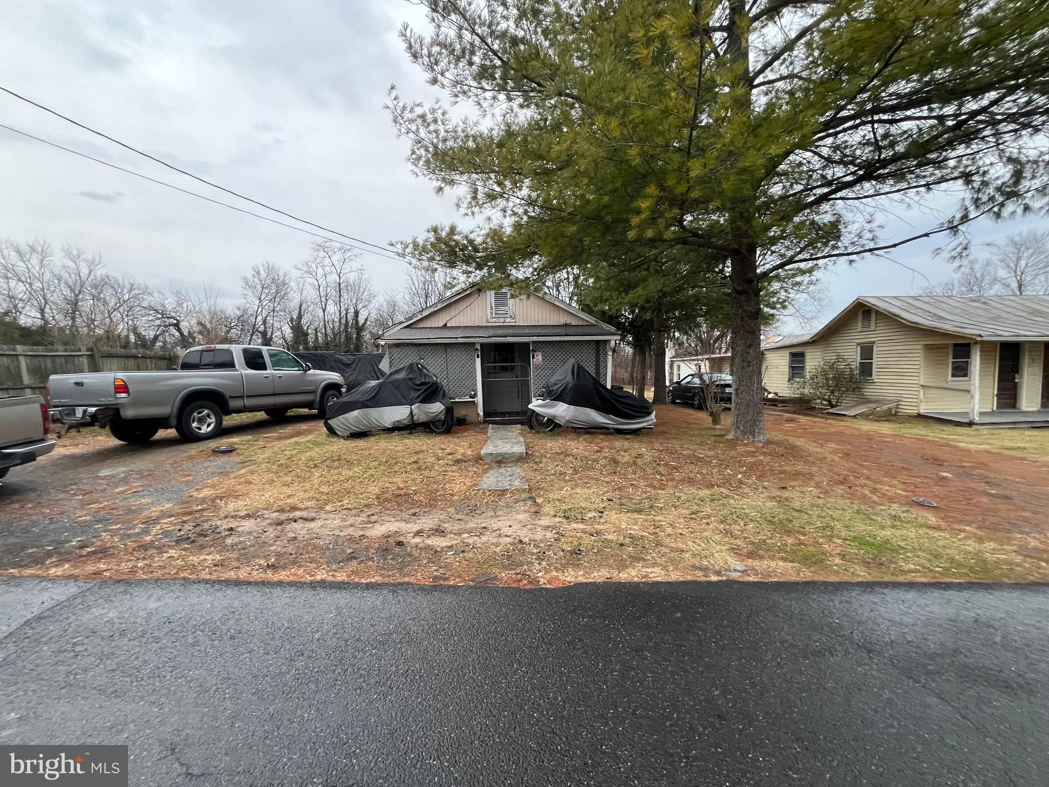 4 -bedroom, 1.5-bath single-story home with 1,439 sq ft on a 0.14-acre lot. Features living room, second 
living space, dining area, kitchen, and two storage shops. Roof functional; siding and gutters may need 
updates. Appliances included: fridge, freezer, stove. Window AC units and wood stove. Public water & 
sewer, electricity by REC. Conveniently located near Frederick County schools.
