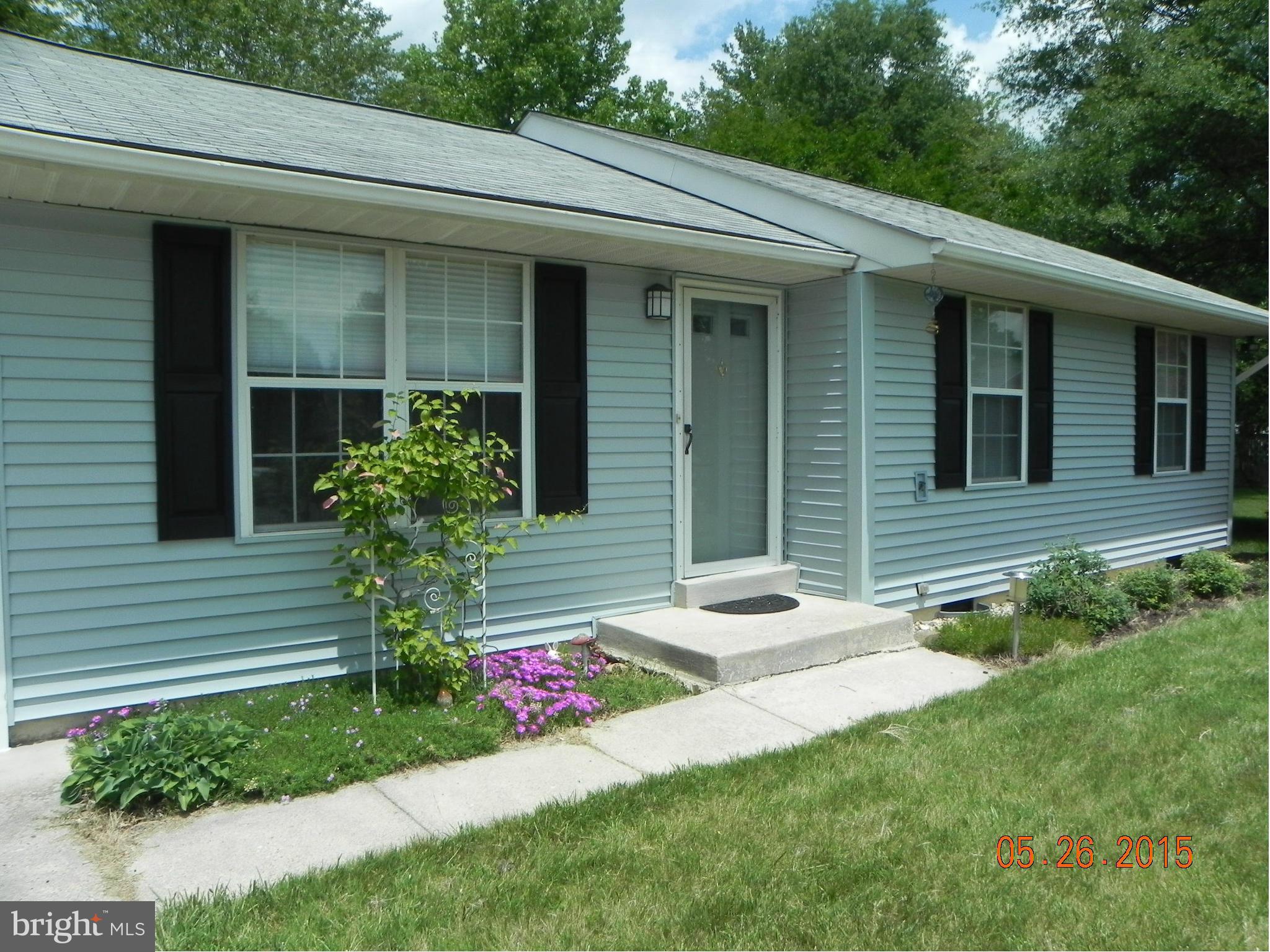 Ready to Move In !!!  This 3 bedroom 2 bath Rancher is a perfect starter home located in Northern Waldorf Md. Newly carpeted and house has been recently painted. Fenced back yard and a large deck off of the kitchen for those cookout parties. Storage shed in the back yard  (Extra lot included) for lawn and gardening equipment! Easy commute to DC and shopping is right around the corner.