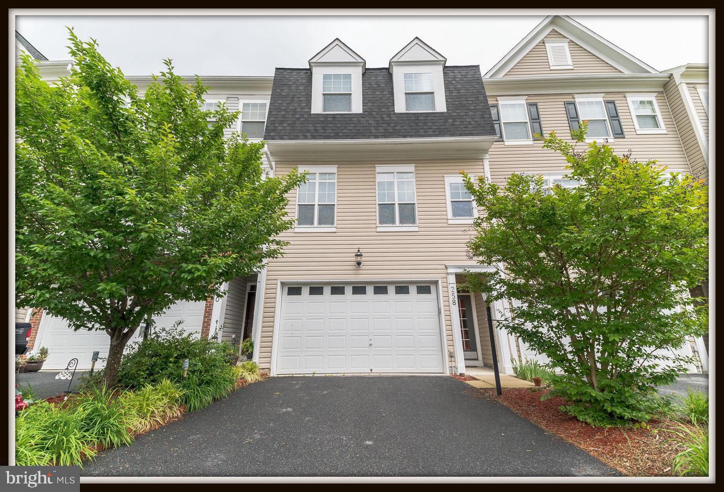 Great rental property.  Beautiful well maintained 3 bed 3 bath townhome. This townhome has lots of space for the family. Big, well-lit kitchen, large living room, Walkout lower level into the fenced backyard.

Close to 95 and Quantico. Lots of shopping nearby.  commuter lot nearby