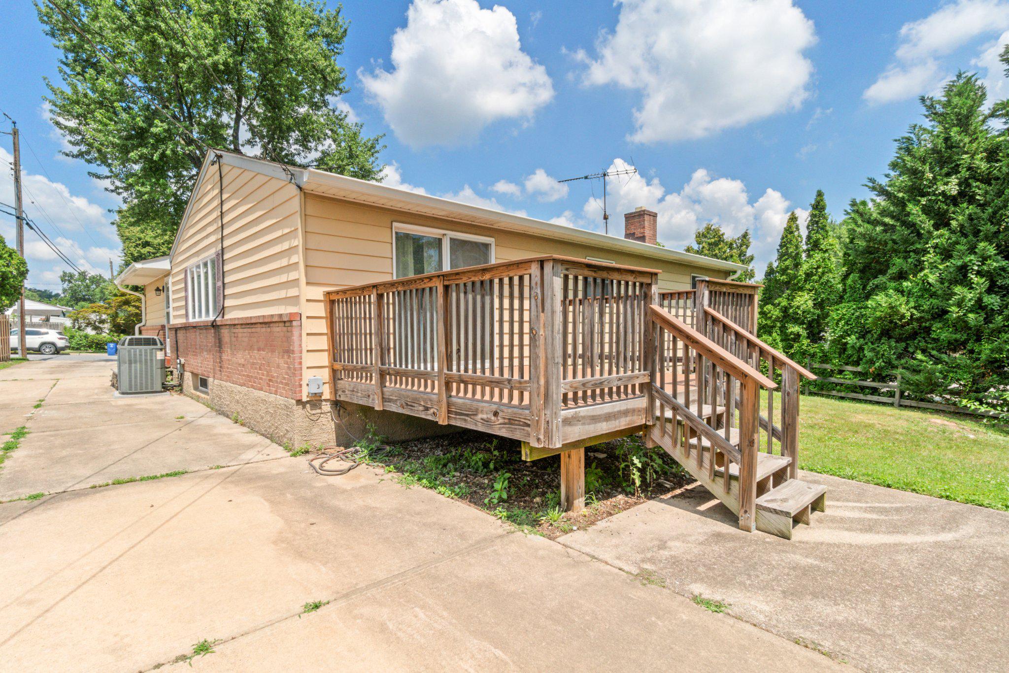 HALLMARK MANOR - Residential