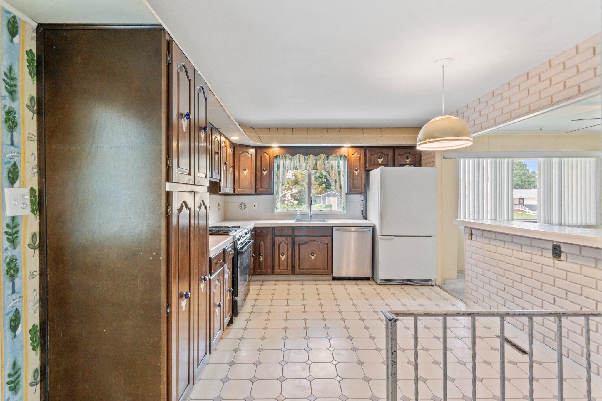 HALLMARK MANOR - Residential
