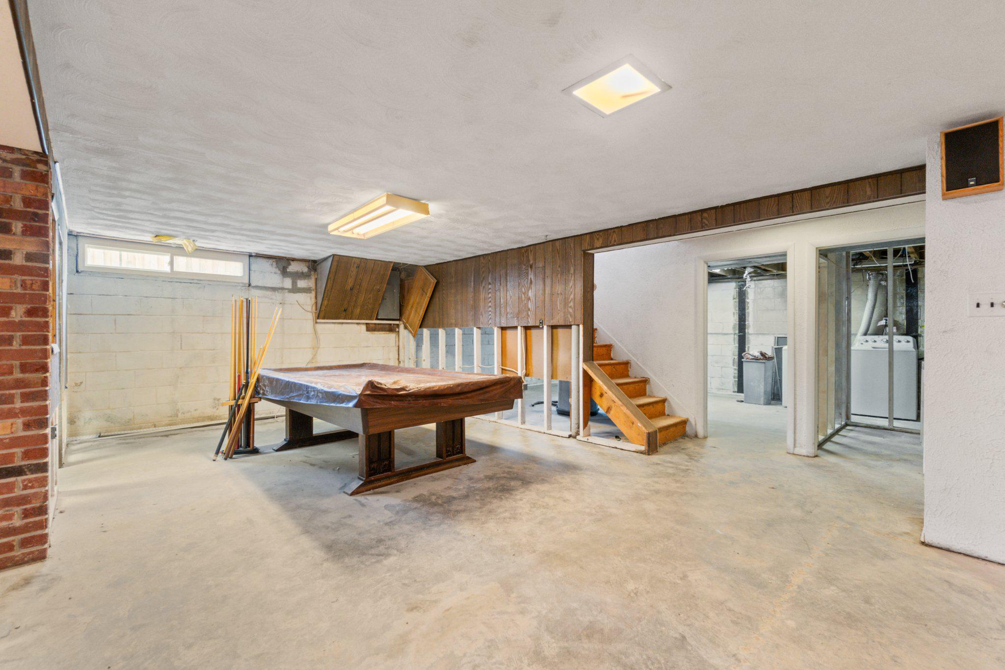 HALLMARK MANOR - Residential