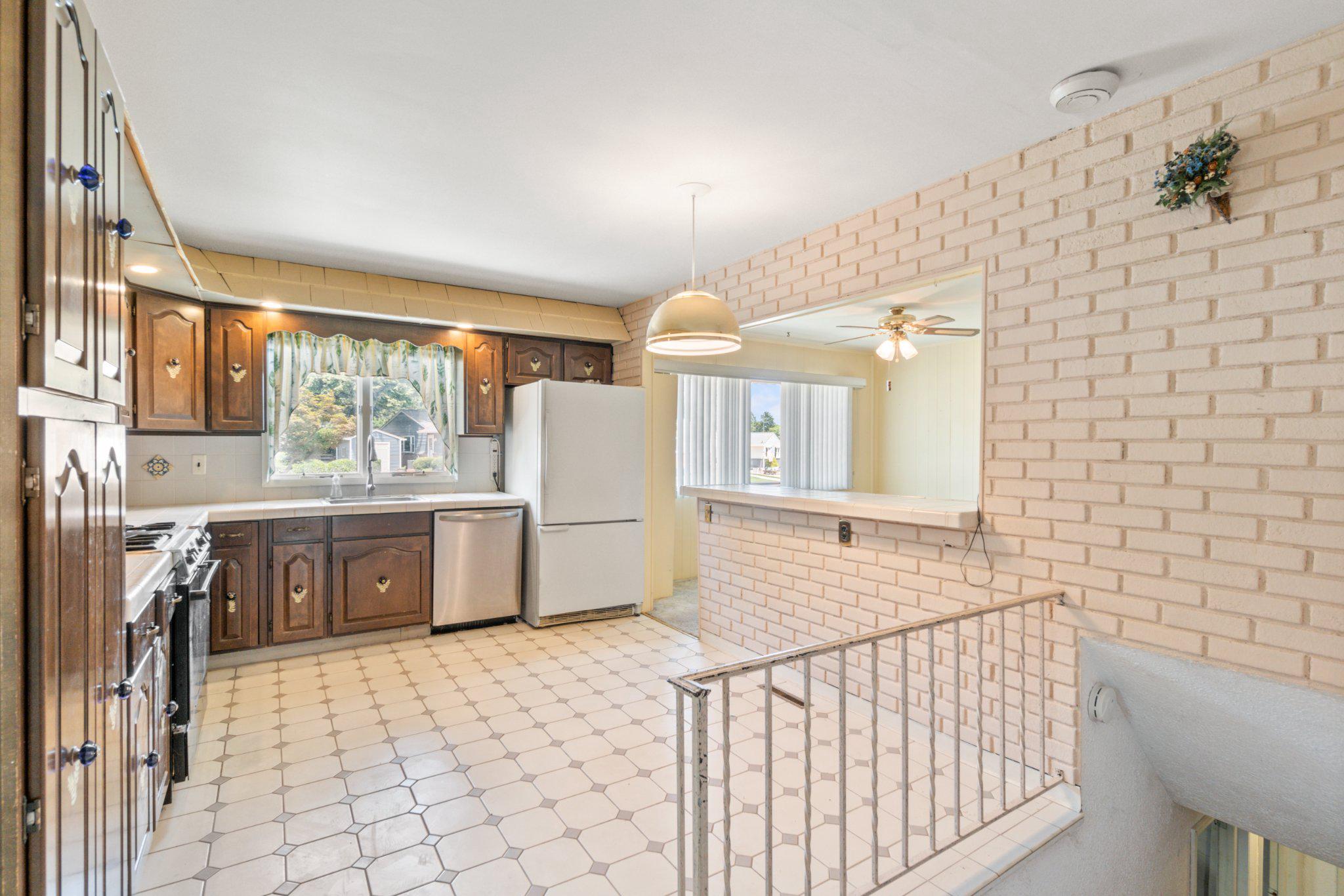 HALLMARK MANOR - Residential