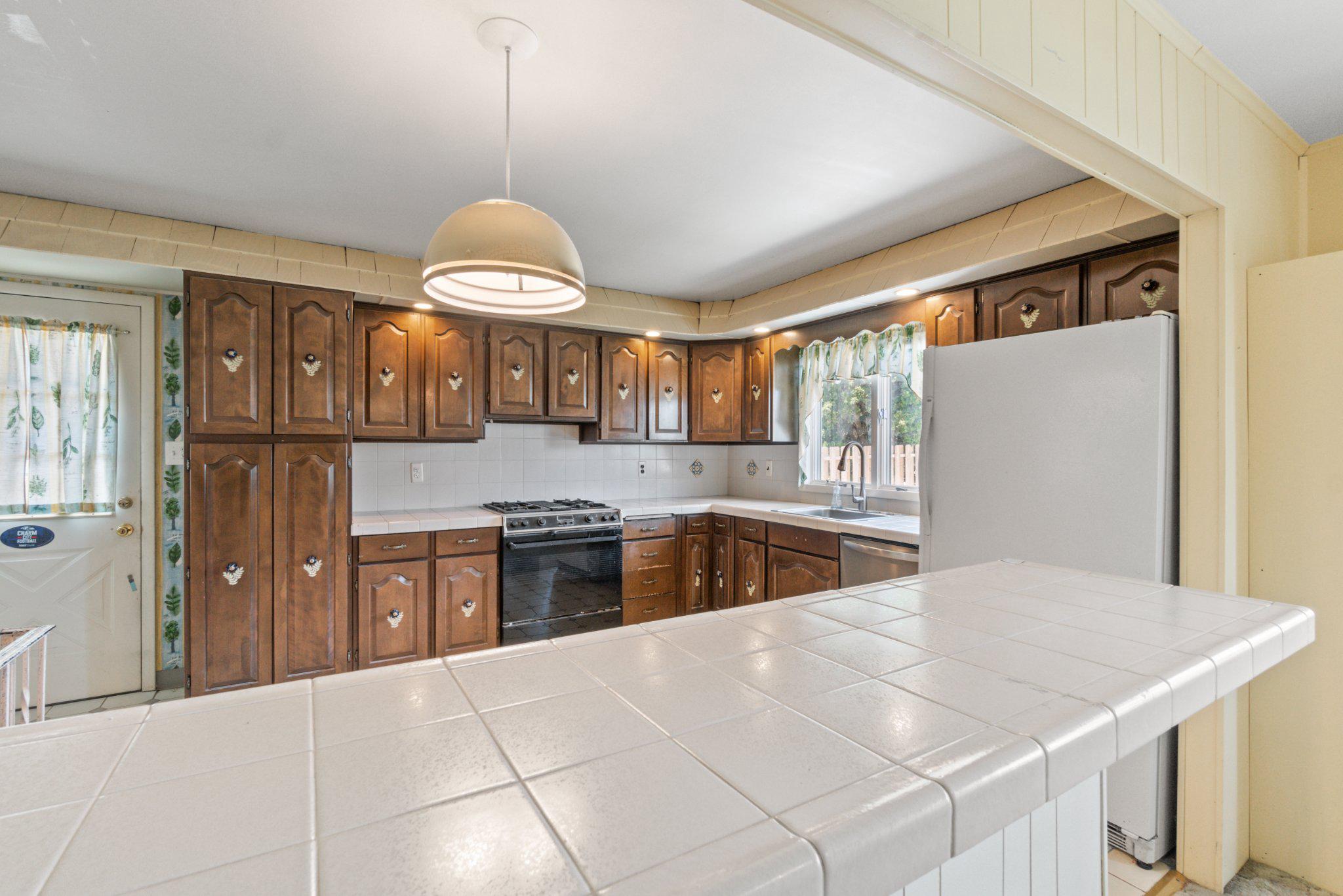 HALLMARK MANOR - Residential