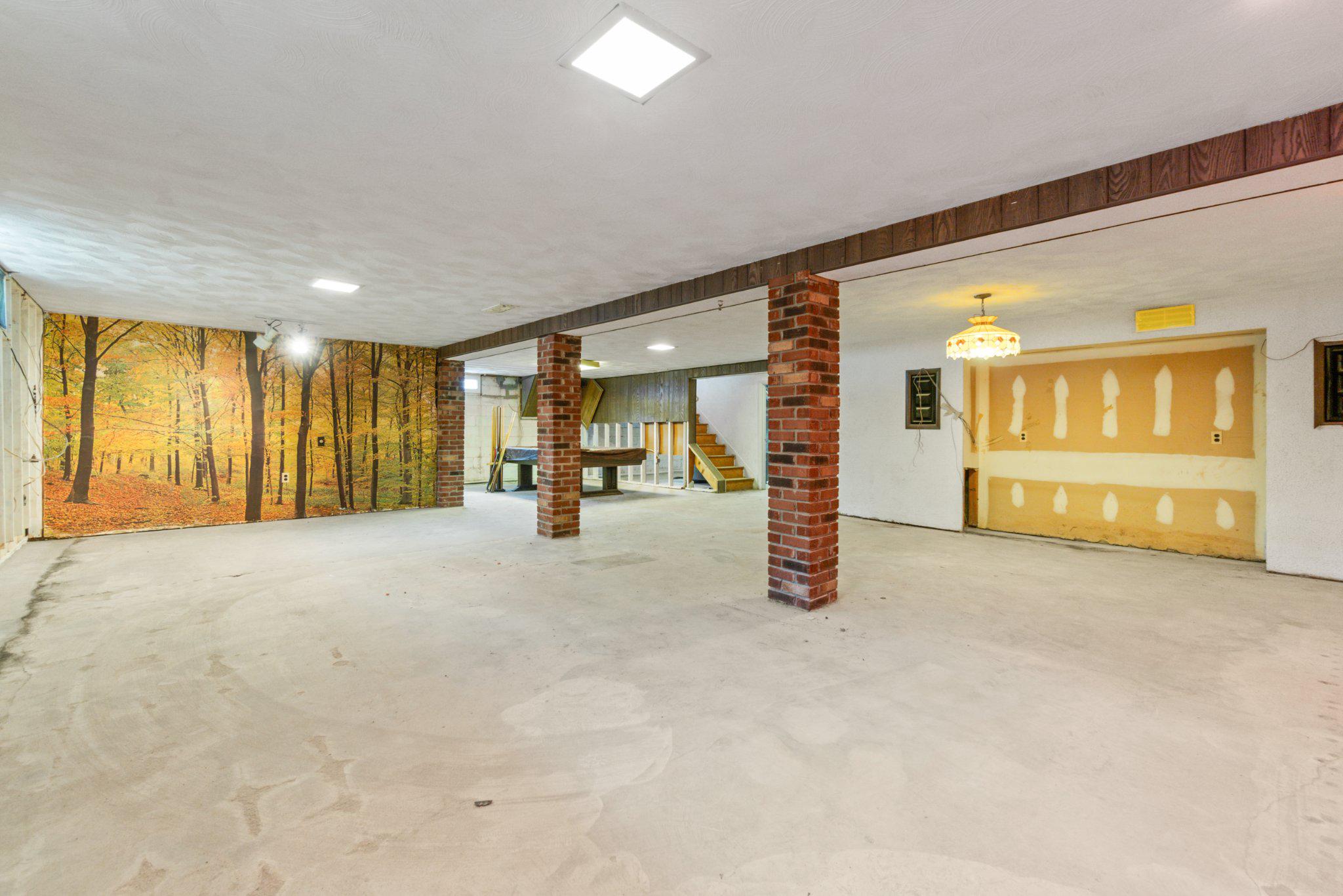 HALLMARK MANOR - Residential
